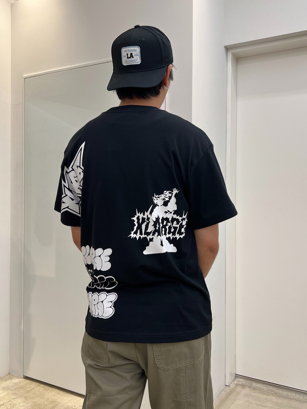 「XLARGE」｜「XLARGEのWORKER PATCH CAP（キャップ、ブラック系）」を使った、横南 丈さん（メンズ・175cm）の夏コーディネートの2枚目の写真
