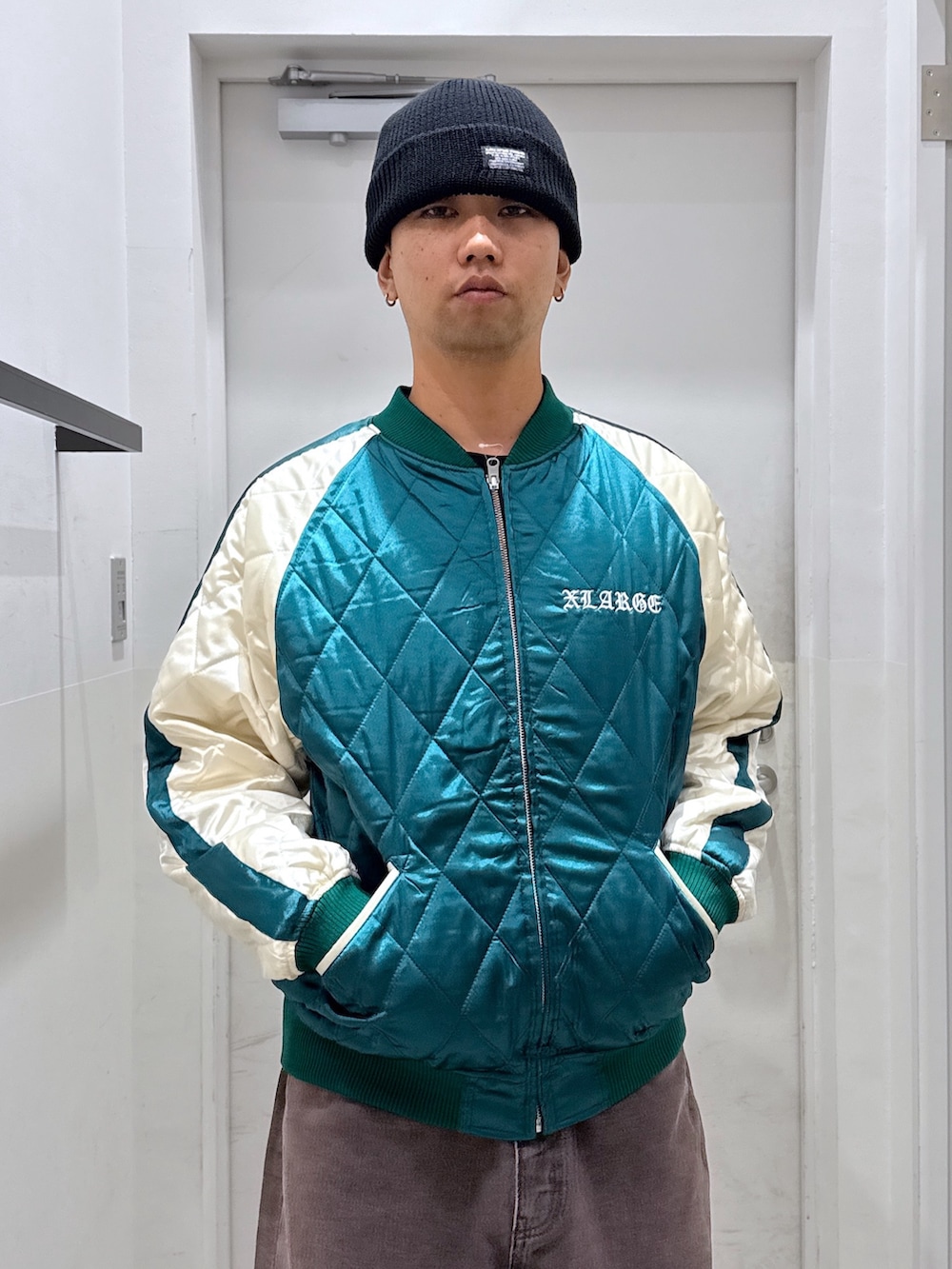「ニット帽、秋服準備はじめました、メンズファッション、秋のコーデ」｜「XLARGEのSIDE FADED BAGGY DENIM PANTS（デニムパンツ、ブラウン系）」を使った、横南 丈さん（骨格ストレート・メンズ・175cm）の秋コーディネートの7枚目の写真