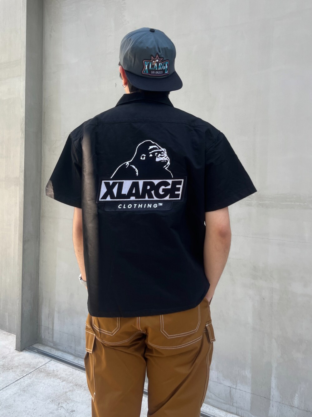 「XLARGEのVACATION SNAPBACK CAP（キャップ、グレー系）」を使った、横南 丈さん（メンズ・175cm）の春コーディネートの2枚目の写真