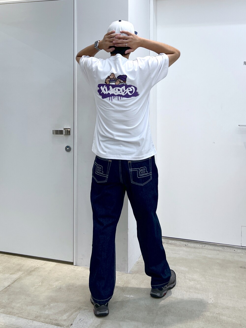 「XLARGE」｜「XLARGEのVACATION SNAPBACK CAP（キャップ、グレー系）」を使った、横南 丈さん（メンズ・175cm）の春コーディネートの2枚目の写真