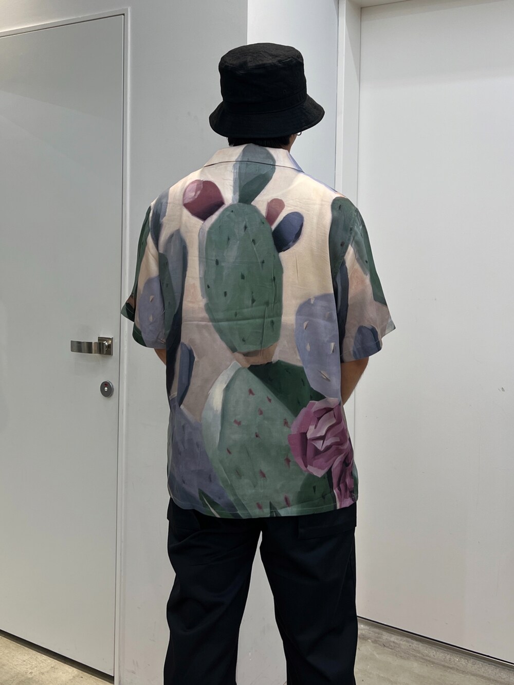 「XLARGE」｜「XLARGEのLINEN HAT（ハット、ブラック系）」を使った、横南 丈さん（メンズ・175cm）の夏コーディネートの2枚目の写真