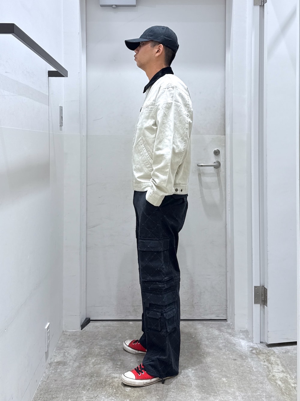 「秋服準備はじめました、シンプルスタイル、ワイドパンツ、休日コーデ、初秋コーデ、大人コーデ」｜「XLARGEのSKULL WORK JACKET（その他アウター、ベージュ系）」を使った、横南 丈さん（メンズ・175cm）の秋コーディネートの2枚目の写真