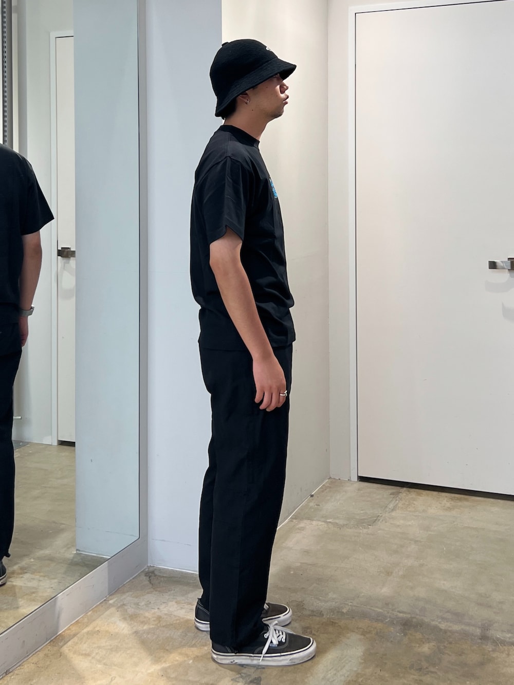 「XLARGE」｜「X-girlのMETRO HAT（ハット、ブラック系）」を使った、横南 丈さん（メンズ・175cm）の春コーディネートの2枚目の写真