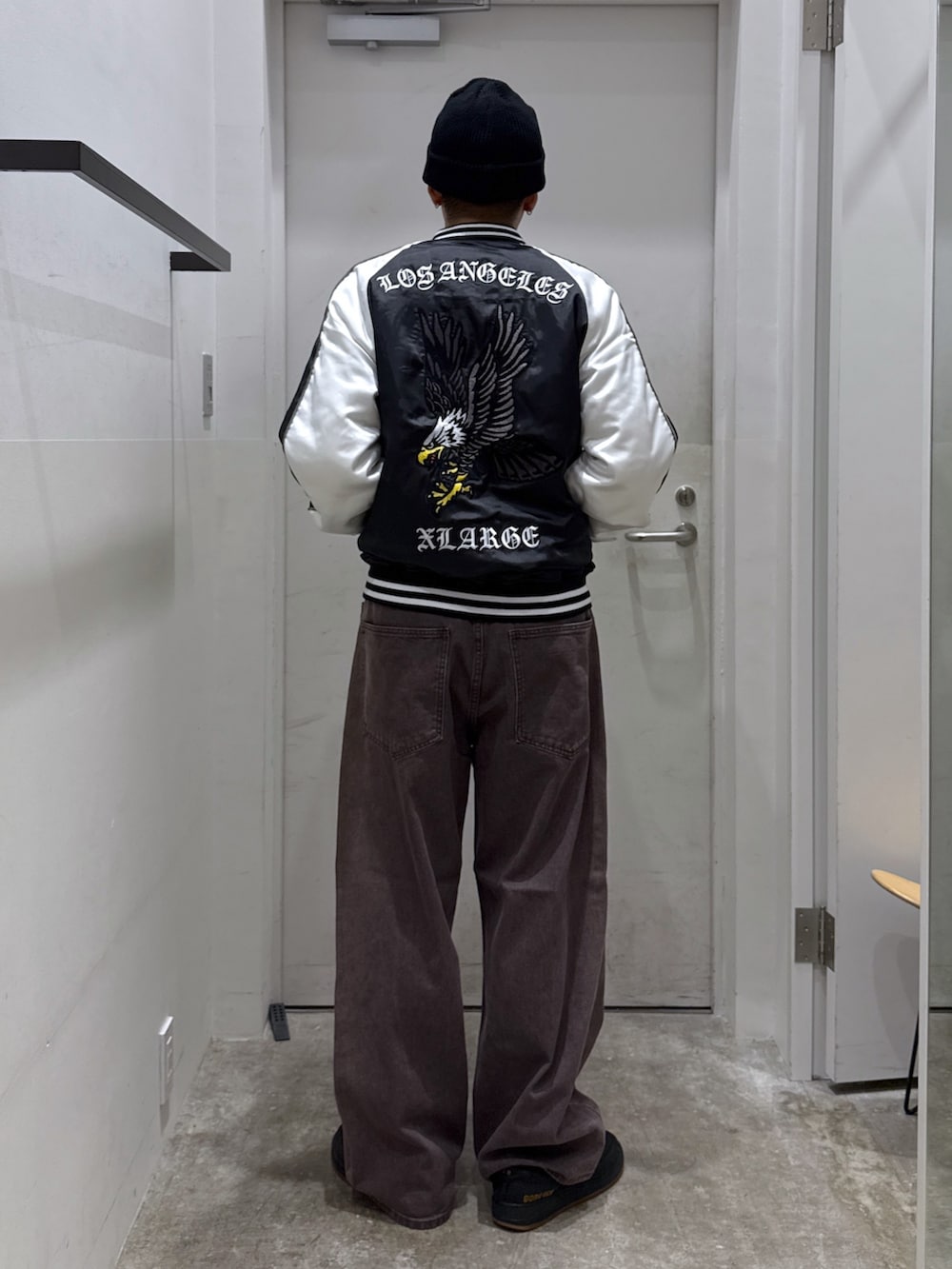 「ニット帽、秋服準備はじめました、メンズファッション、秋のコーデ」｜「XLARGEのSIDE FADED BAGGY DENIM PANTS（デニムパンツ、ブラウン系）」を使った、横南 丈さん（骨格ストレート・メンズ・175cm）の秋コーディネートの3枚目の写真
