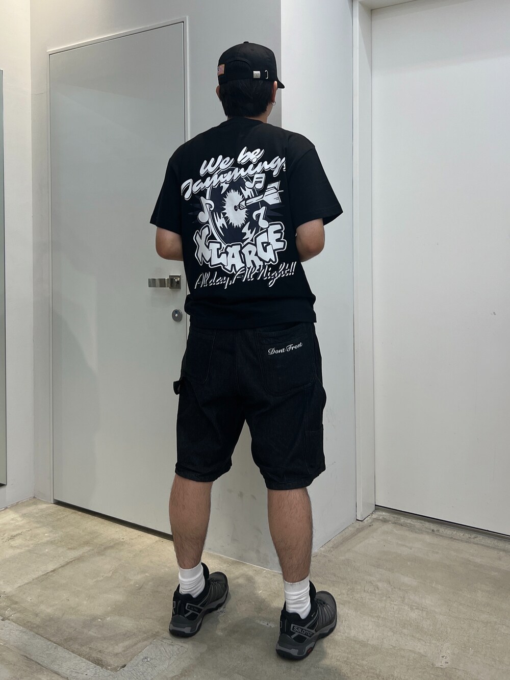 「XLARGE」｜「XLARGEのLOCAL LOGO EMBROIDERED CAP（キャップ、ブラック系）」を使った、横南 丈さん（メンズ・175cm）の春コーディネートの2枚目の写真