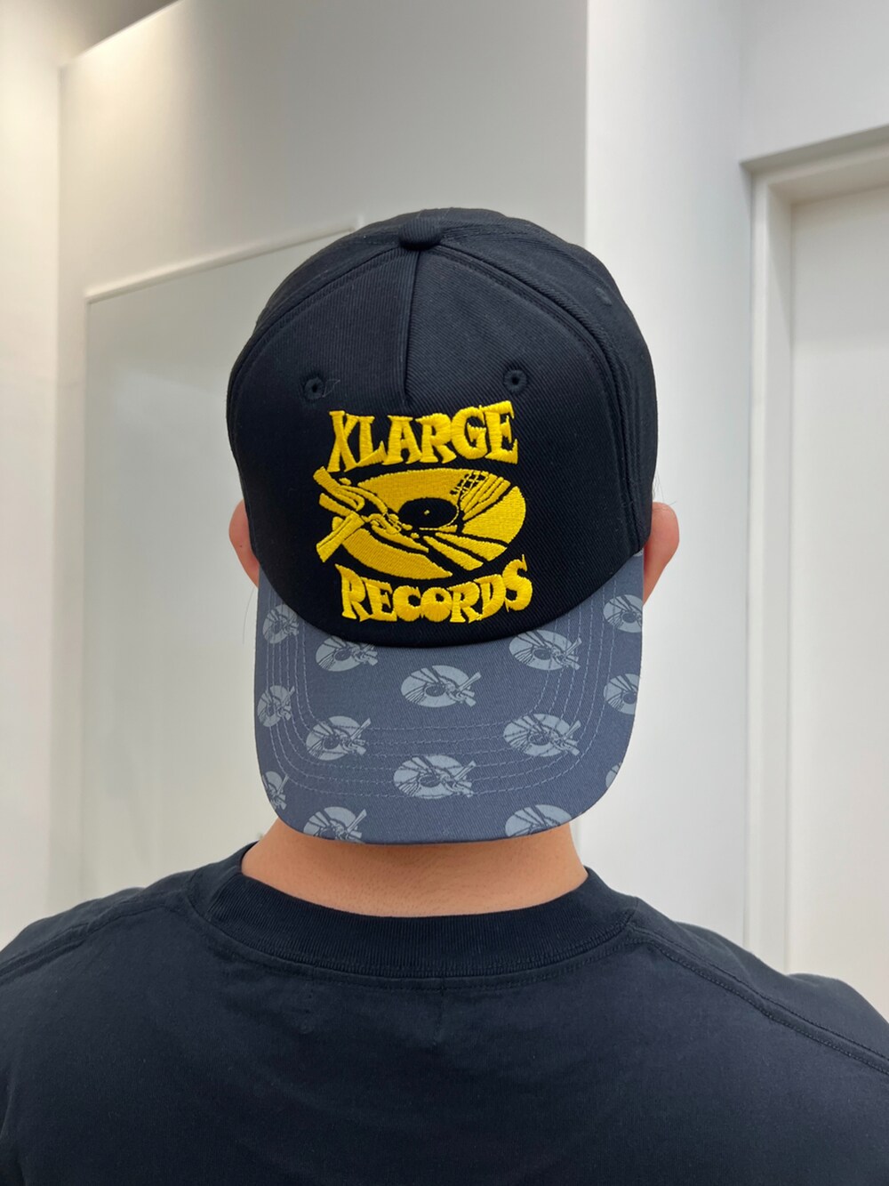「XLARGE」｜「XLARGEのBREAK THE RECORDS CAP（キャップ、ブラック系）」を使った、横南 丈さん（メンズ・175cm）の夏コーディネートの2枚目の写真