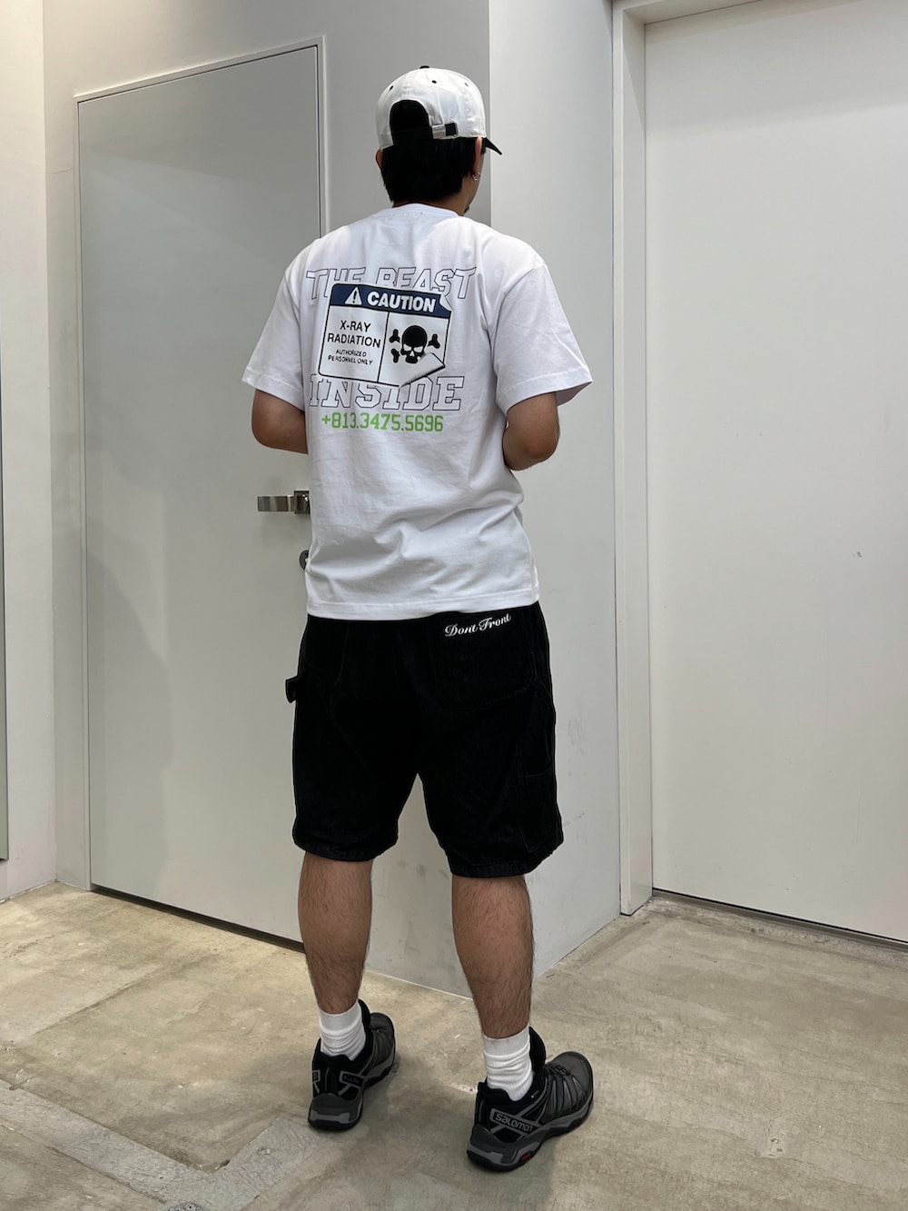 「XLARGE」｜「XLARGEの2TONE CAP（キャップ、ホワイト系）」を使った、横南 丈さん（メンズ・175cm）の春コーディネートの2枚目の写真