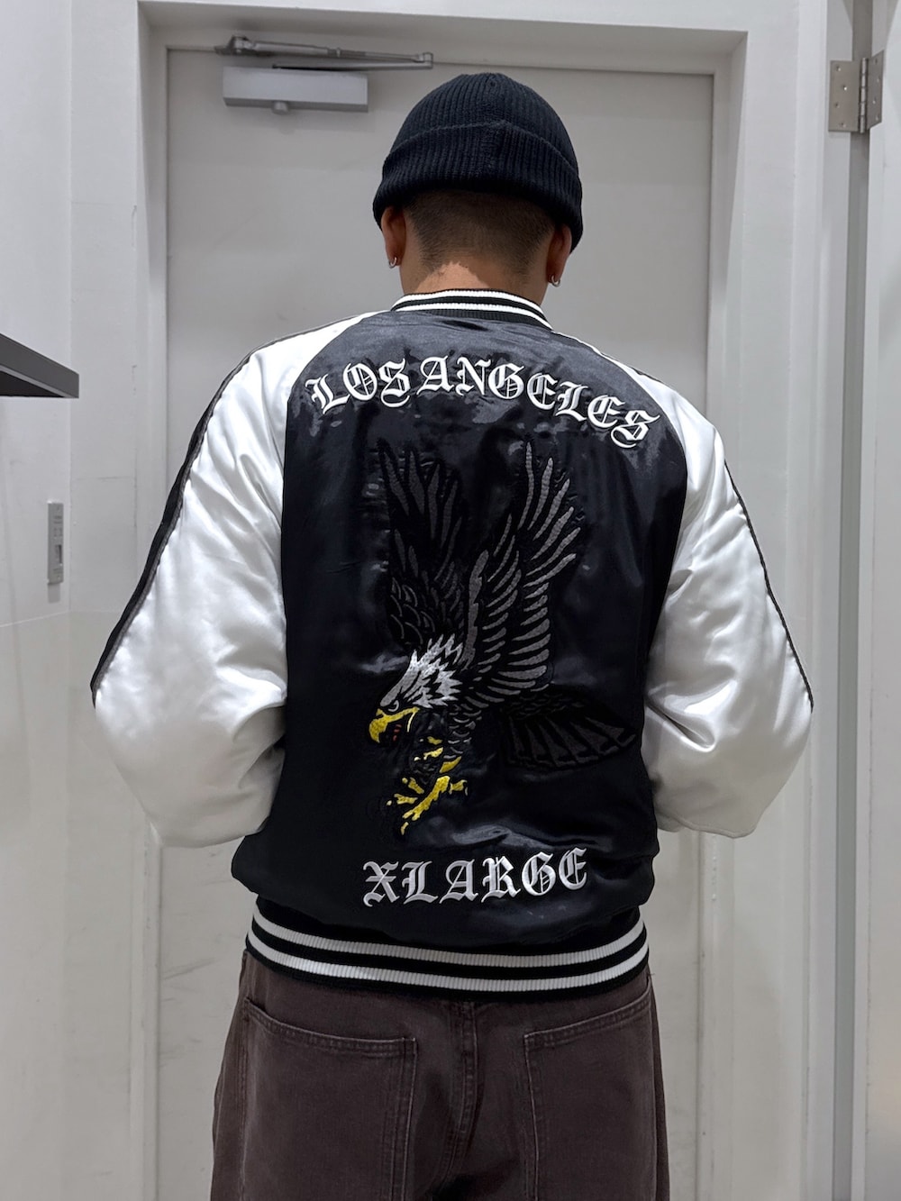 「ニット帽、秋服準備はじめました、メンズファッション、秋のコーデ」｜「XLARGEのSIDE FADED BAGGY DENIM PANTS（デニムパンツ、ブラウン系）」を使った、横南 丈さん（骨格ストレート・メンズ・175cm）の秋コーディネートの6枚目の写真