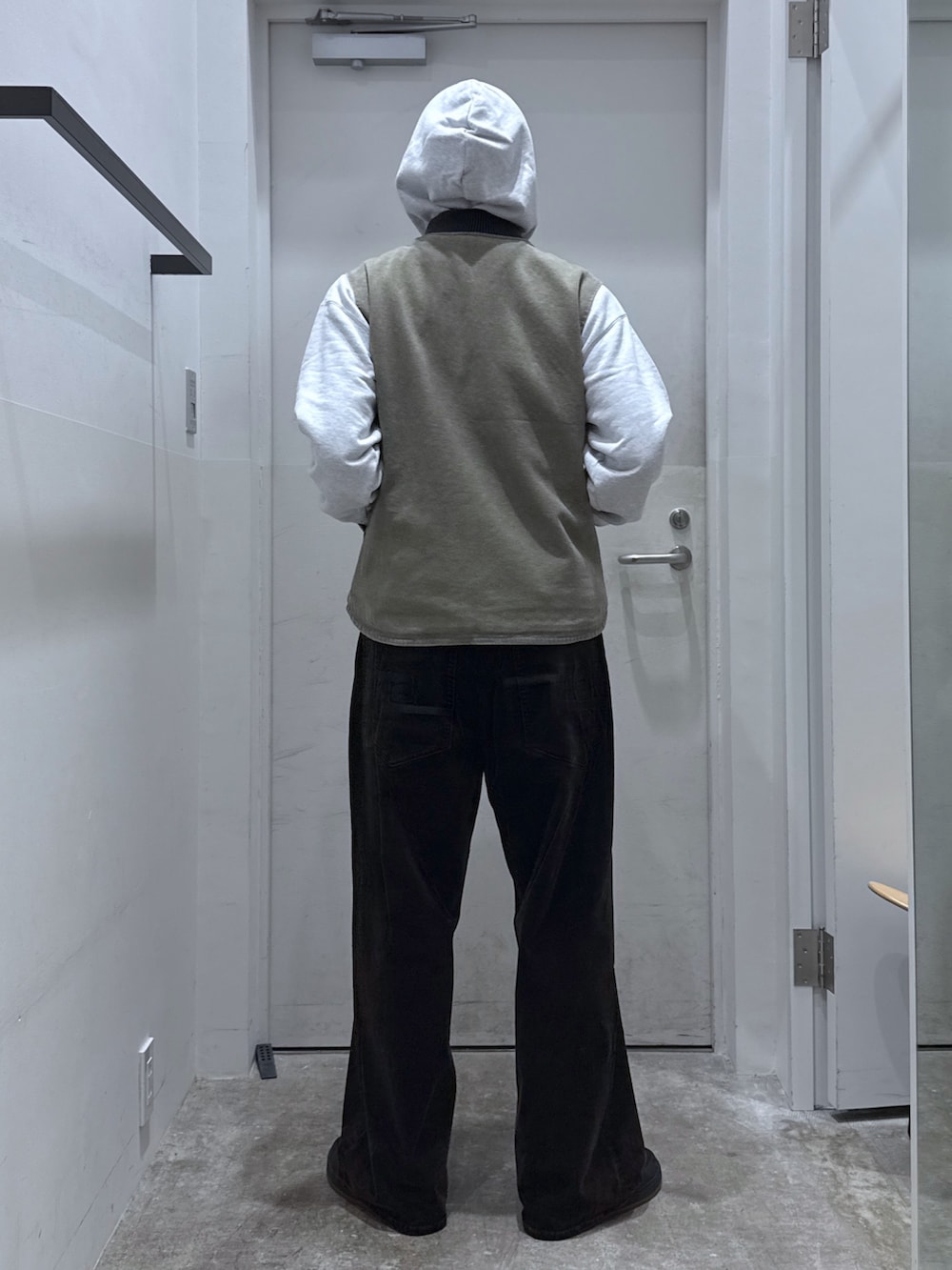 「秋服準備はじめました、メンズファッション、シンプルスタイル、お出かけコーデ」｜「XLARGEのXLARGE×towndust OVAL LOGO CAP（キャップ、グレー系）」を使った、横南 丈さん（骨格ストレート・メンズ・175cm）の秋コーディネートの3枚目の写真