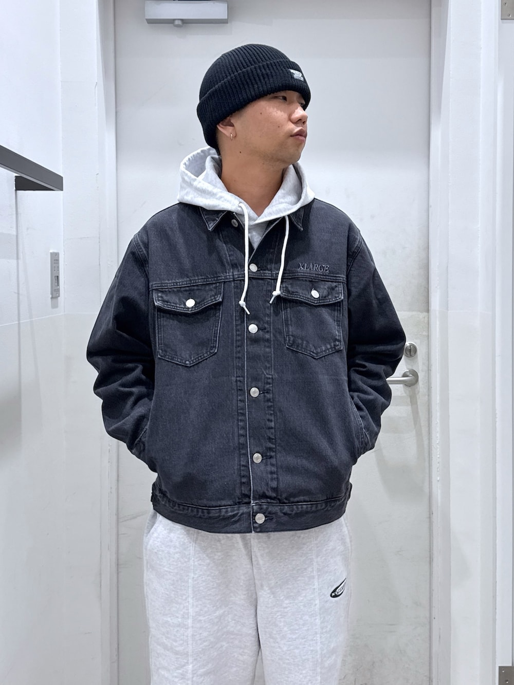 ブラック系のデニムジャケット、グレー系のパーカー、グレー系のスウェットパンツを着用したメンズの秋コーディネートの5枚目の写真