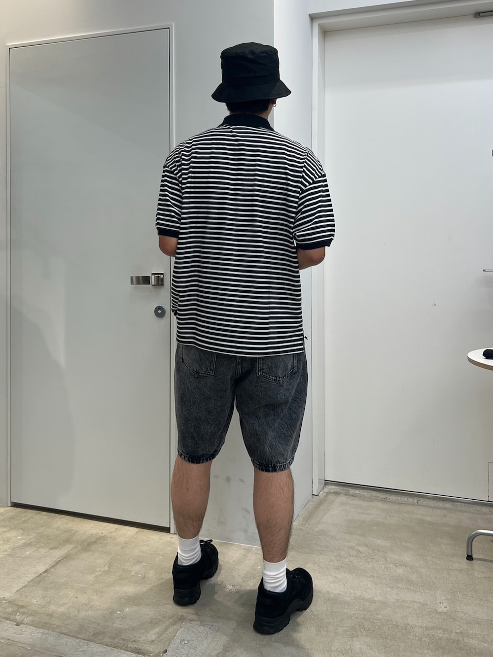 「XLARGE」｜「XLARGEのLINEN HAT（ハット、ブラック系）」を使った、横南 丈さん（メンズ・175cm）の春コーディネートの2枚目の写真