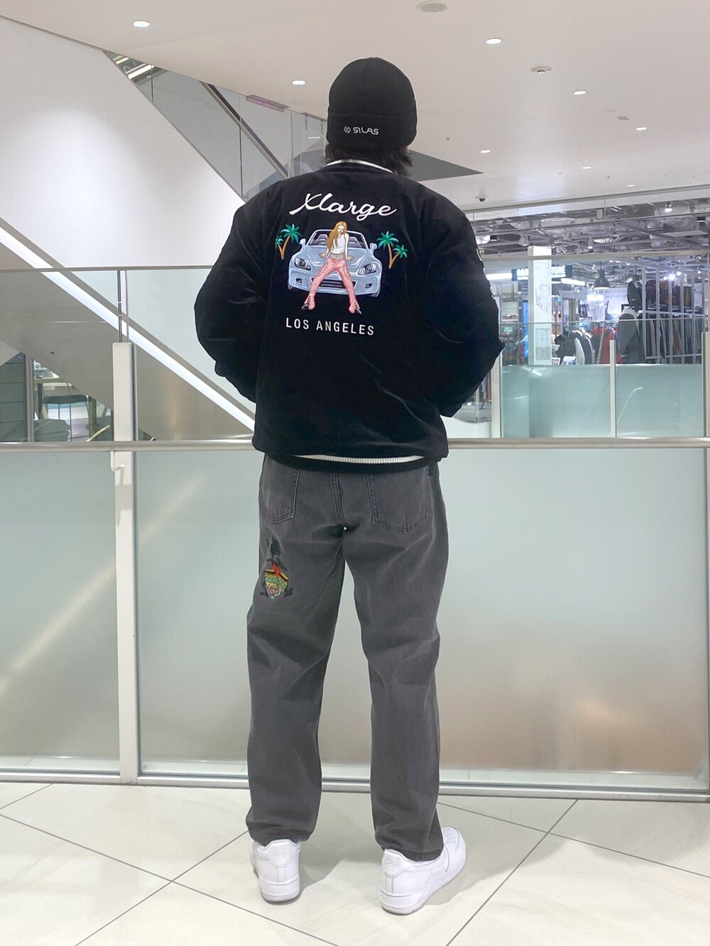 ブラック系のスタジャン、ブラック系のその他パンツ、ブラック系のニットキャップ/ビーニーを着用したメンズの冬コーディネートの2枚目の写真