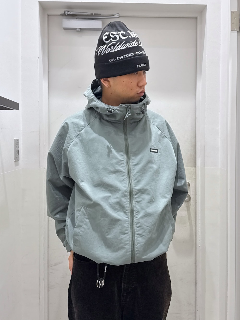 「ファインダー越しの俺、XLARGE、fall、jacket 、コーデュロイパンツ」｜「XLARGEのEST.1991 CUFF BEANIE（ニットキャップ/ビーニー、ブラック系）」を使った、横南 丈さん（骨格ストレート・メンズ・175cm）の秋コーディネートの7枚目の写真