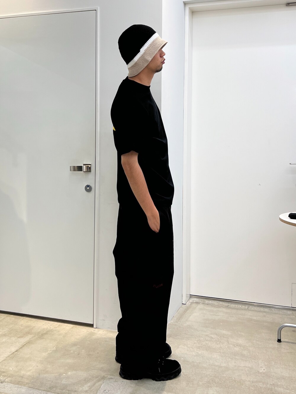 「XLARGE」｜「XLARGEのHAND KNITTED BALL HAT（ハット、ブラック系）」を使った、横南 丈さん（メンズ・175cm）の春コーディネートの2枚目の写真