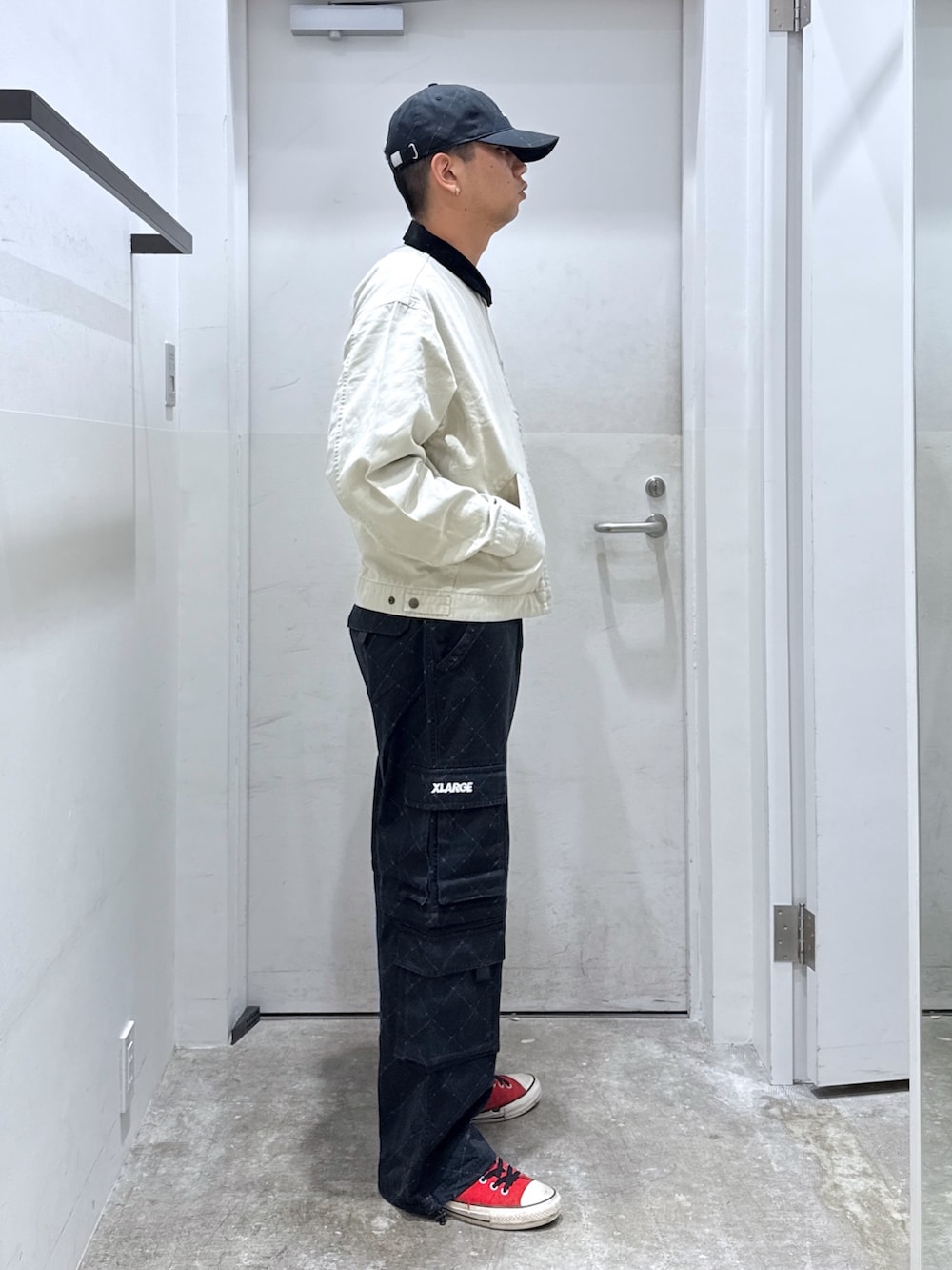 「秋服準備はじめました、シンプルスタイル、ワイドパンツ、休日コーデ、初秋コーデ、大人コーデ」｜「XLARGEのSKULL WORK JACKET（その他アウター、ベージュ系）」を使った、横南 丈さん（メンズ・175cm）の秋コーディネートの4枚目の写真