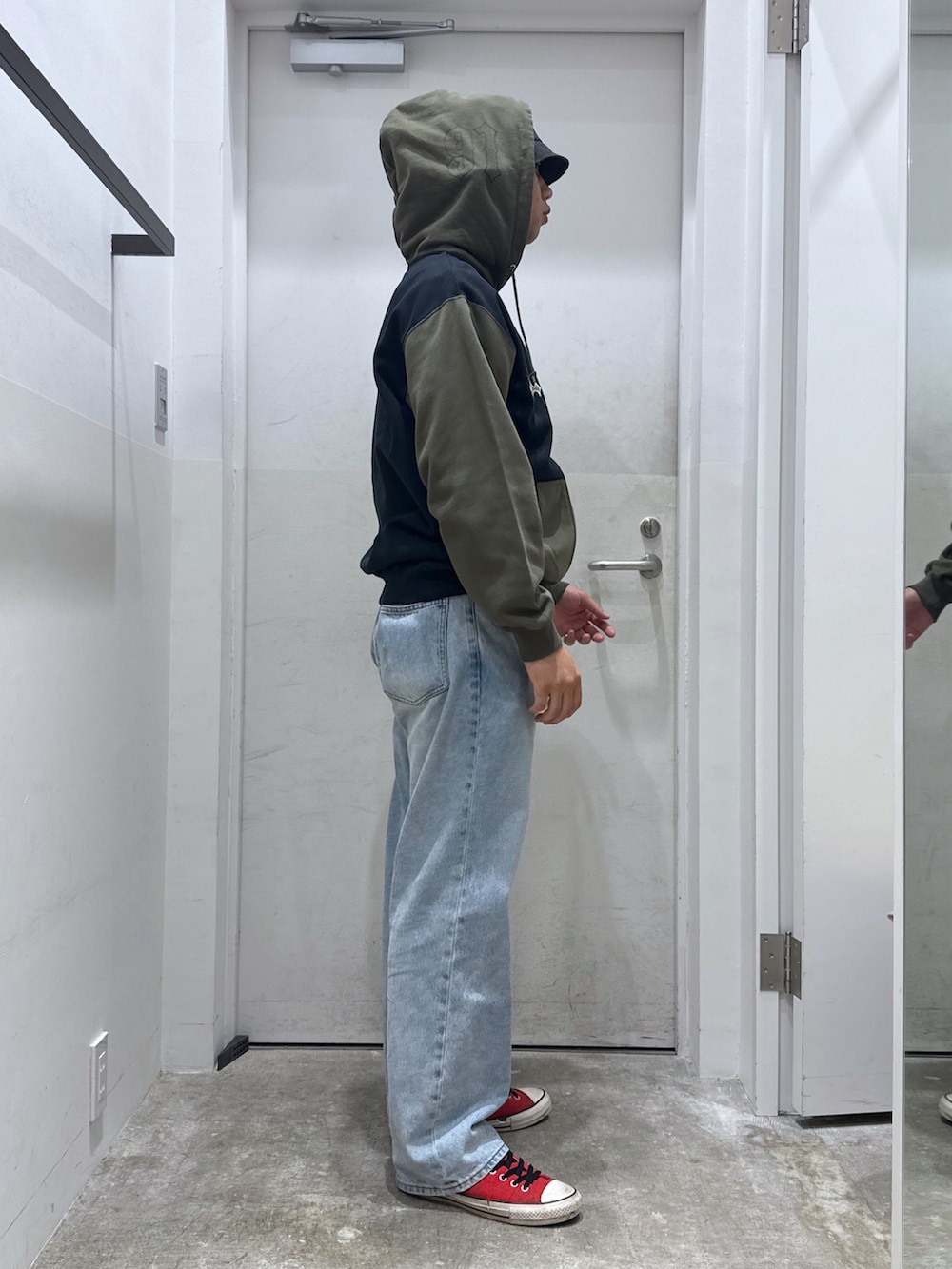 「ジップパーカー、秋服準備はじめました、カジュアルコーデ、休日スタイル、ストリート、季節の変わり目羽織コーデ」｜「XLARGEのOLD ENGLISH DENIM PANTS（デニムパンツ、ブルー系）」を使った、横南 丈さん（骨格ストレート・メンズ・175cm）の秋コーディネートの4枚目の写真