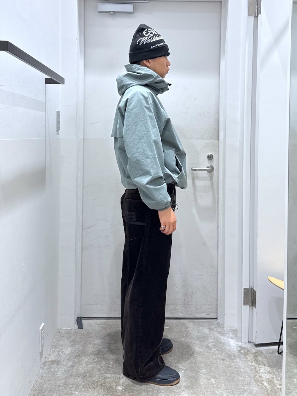 「ファインダー越しの俺、XLARGE、fall、jacket 、コーデュロイパンツ」｜「XLARGEのEST.1991 CUFF BEANIE（ニットキャップ/ビーニー、ブラック系）」を使った、横南 丈さん（骨格ストレート・メンズ・175cm）の秋コーディネートの4枚目の写真