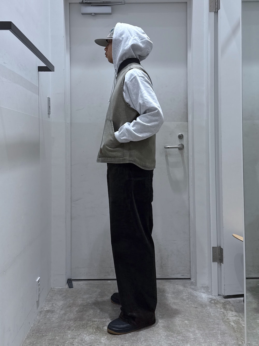 「秋服準備はじめました、メンズファッション、シンプルスタイル、お出かけコーデ」｜「XLARGEのXLARGE×towndust OVAL LOGO CAP（キャップ、グレー系）」を使った、横南 丈さん（骨格ストレート・メンズ・175cm）の秋コーディネートの2枚目の写真
