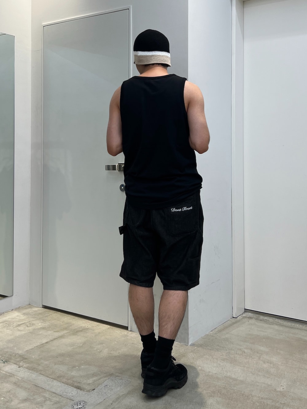 「XLARGE」｜「XLARGEのHAND KNITTED BALL HAT（ハット、ブラック系）」を使った、横南 丈さん（メンズ・175cm）の夏コーディネートの2枚目の写真