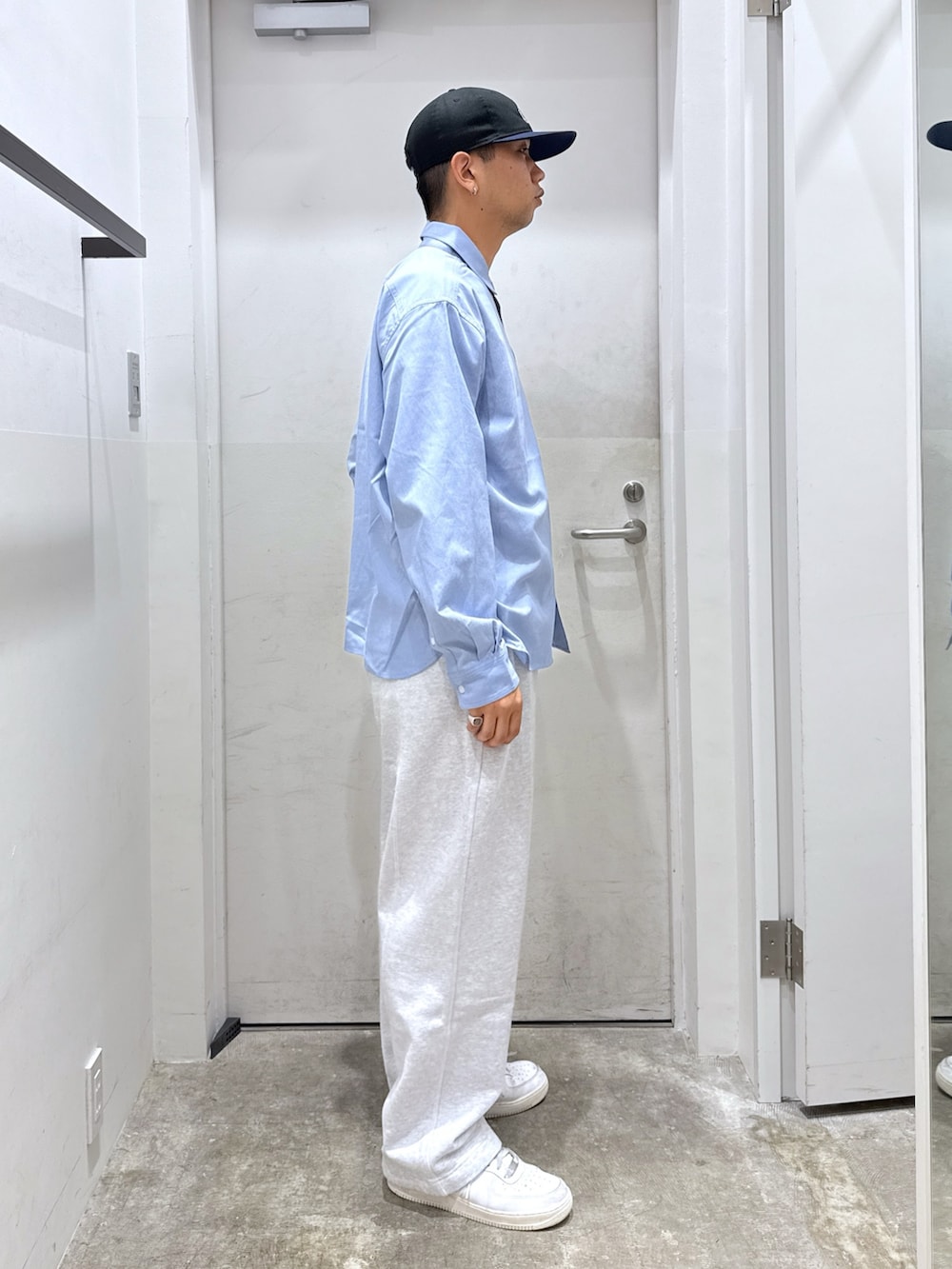 「秋服準備はじめました、大人カジュアル、カジュアルコーデ、デートコーデ、休日スタイル、ストリート、季節の変わり目羽織コーデ」｜「XLARGEのOVAL LOGO SWEAT PANTS（スウェットパンツ、グレー系）」を使った、横南 丈さん（骨格ストレート・メンズ・175cm）の秋コーディネートの4枚目の写真