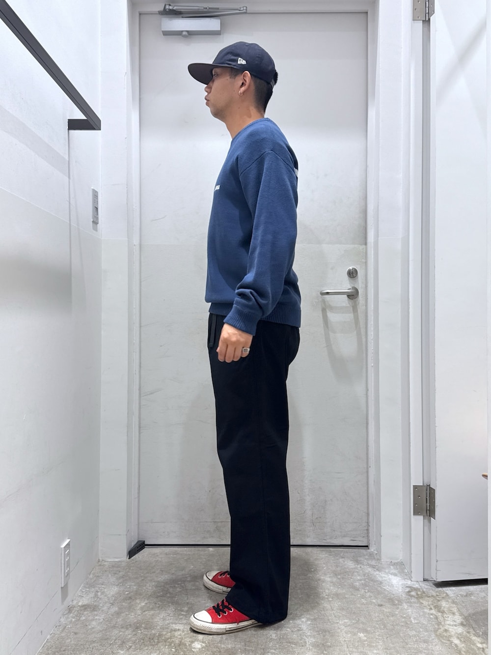 ブルー系のニット/セーター、ブラック系のその他パンツ、ブルー系のキャップを着用したメンズの秋コーディネートの2枚目の写真