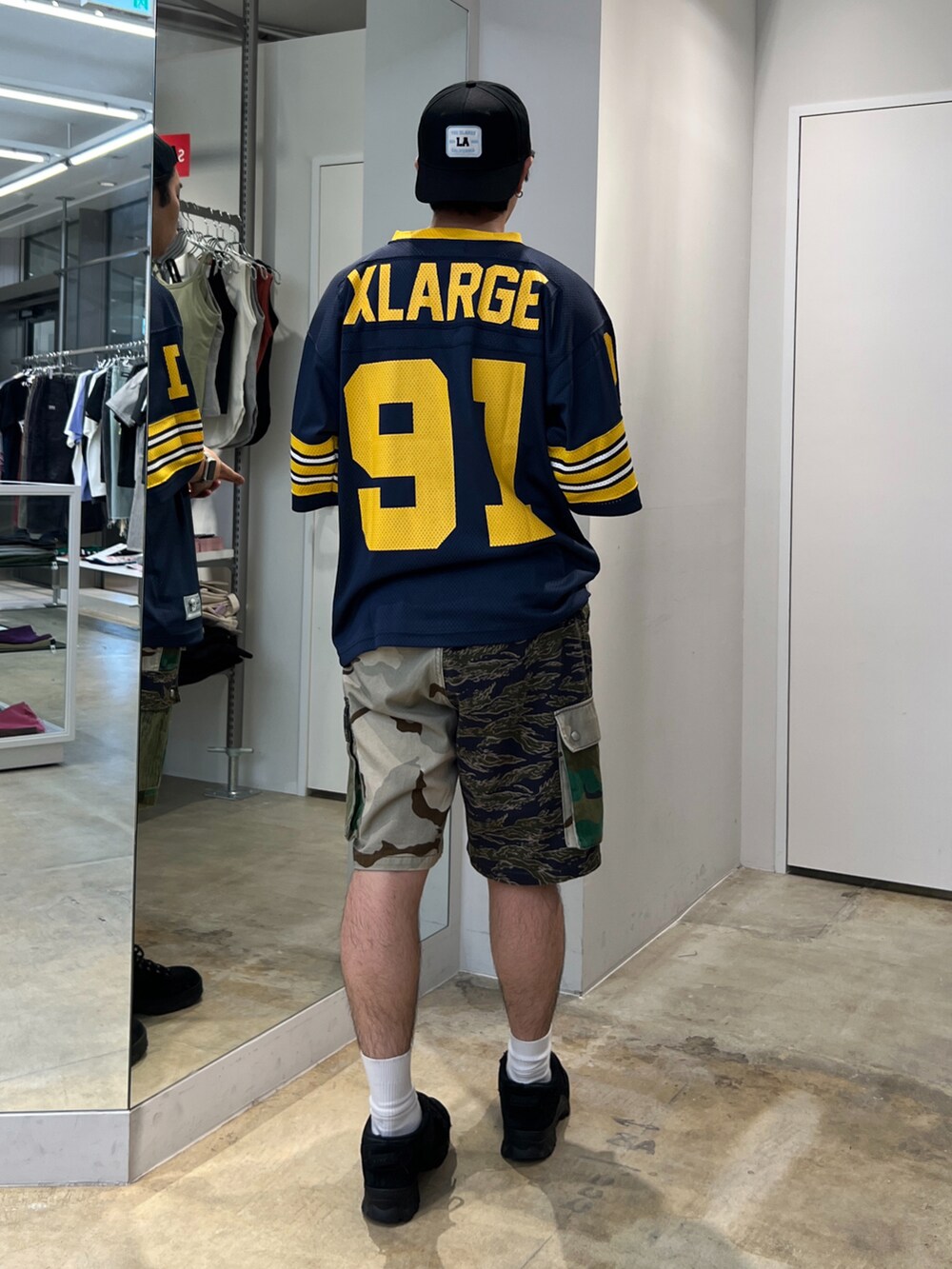 「XLARGE」｜「XLARGEのXLARGE GAME SHIRT（Tシャツ/カットソー、ブルー系）」を使った、横南 丈さん（メンズ・175cm）の夏コーディネートの2枚目の写真