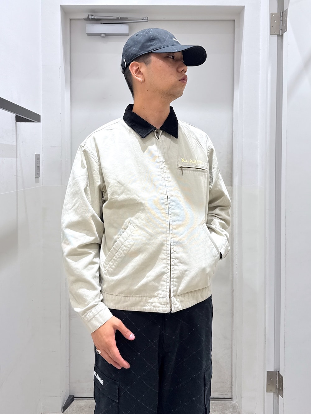 「秋服準備はじめました、シンプルスタイル、ワイドパンツ、休日コーデ、初秋コーデ、大人コーデ」｜「XLARGEのSKULL WORK JACKET（その他アウター、ベージュ系）」を使った、横南 丈さん（メンズ・175cm）の秋コーディネートの5枚目の写真