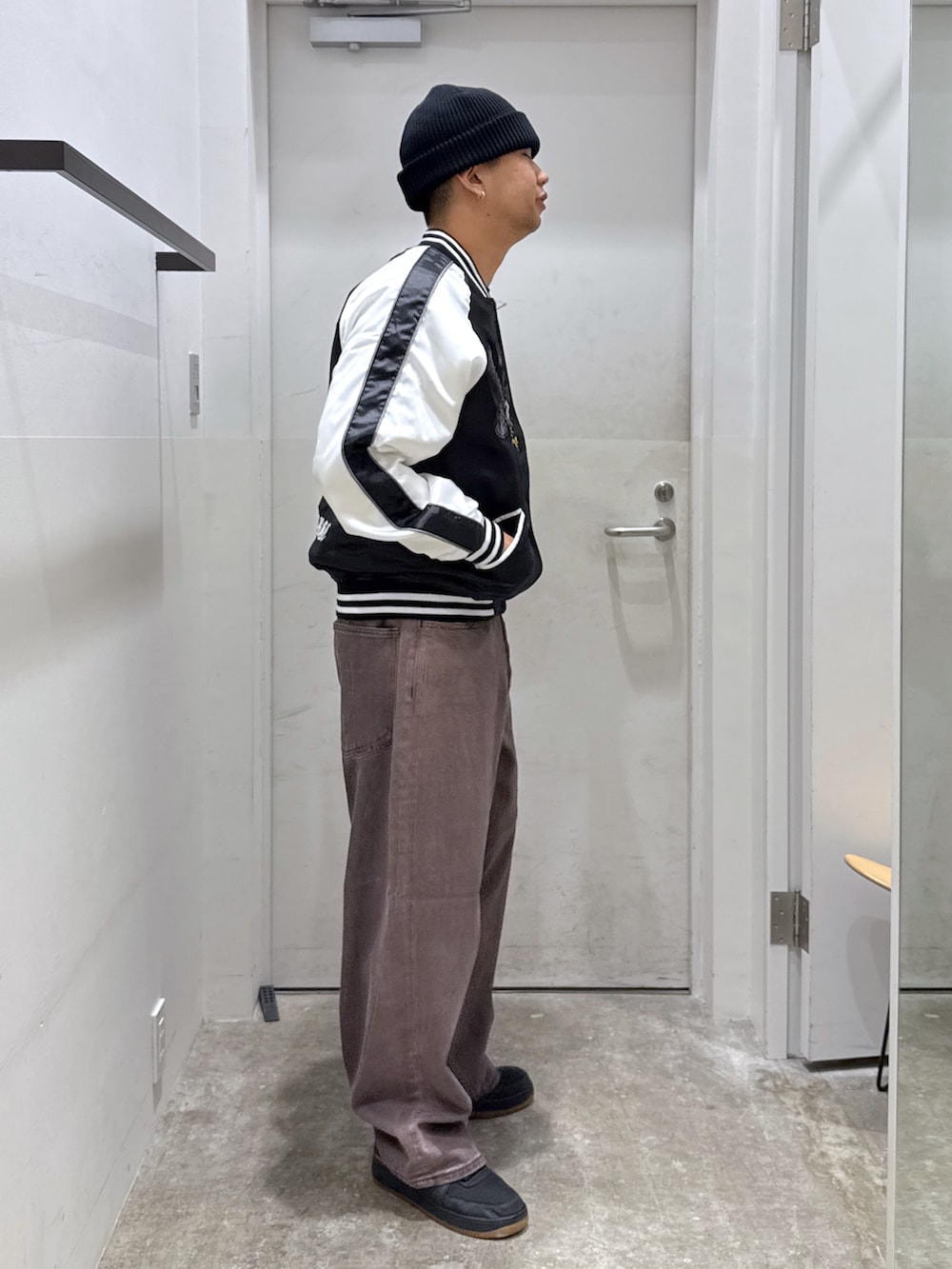 「ニット帽、秋服準備はじめました、メンズファッション、秋のコーデ」｜「XLARGEのSIDE FADED BAGGY DENIM PANTS（デニムパンツ、ブラウン系）」を使った、横南 丈さん（骨格ストレート・メンズ・175cm）の秋コーディネートの4枚目の写真