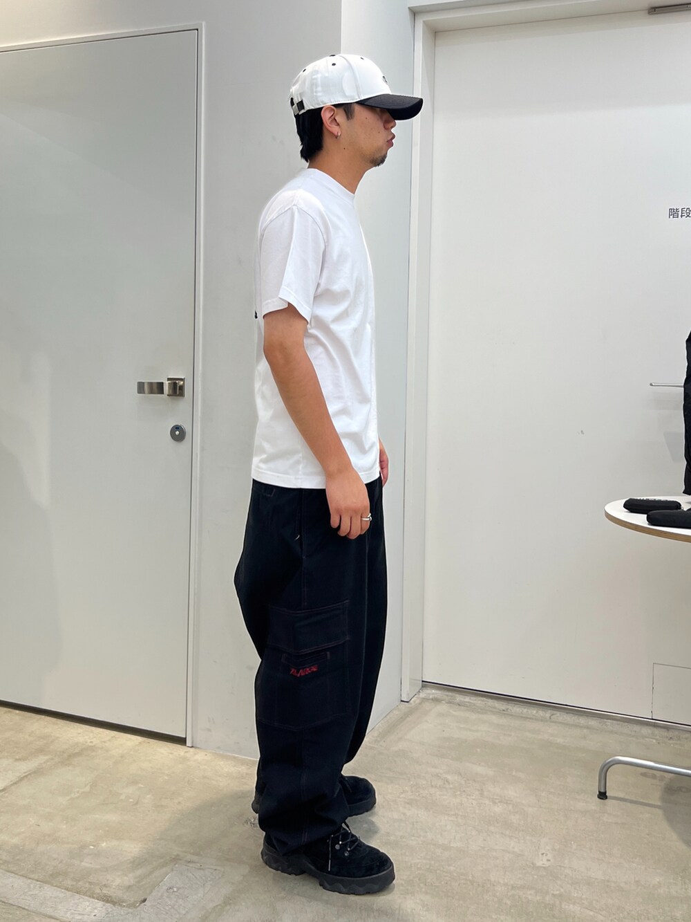 「XLARGE」｜「XLARGEの2TONE CAP（キャップ、ホワイト系）」を使った、横南 丈さん（メンズ・175cm）の春コーディネートの2枚目の写真