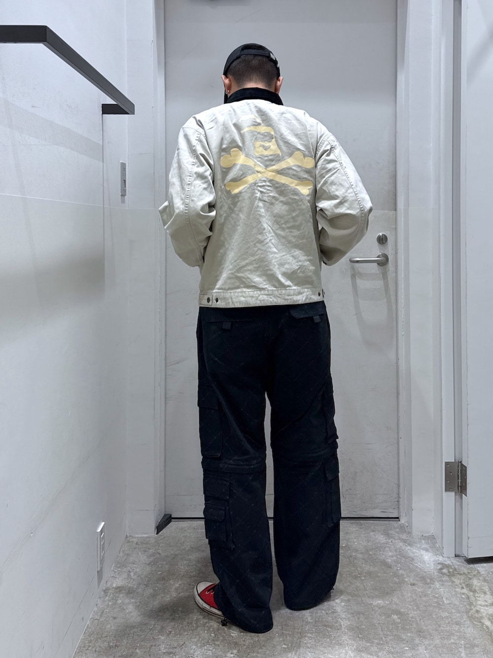 「秋服準備はじめました、シンプルスタイル、ワイドパンツ、休日コーデ、初秋コーデ、大人コーデ」｜「XLARGEのSKULL WORK JACKET（その他アウター、ベージュ系）」を使った、横南 丈さん（メンズ・175cm）の秋コーディネートの3枚目の写真