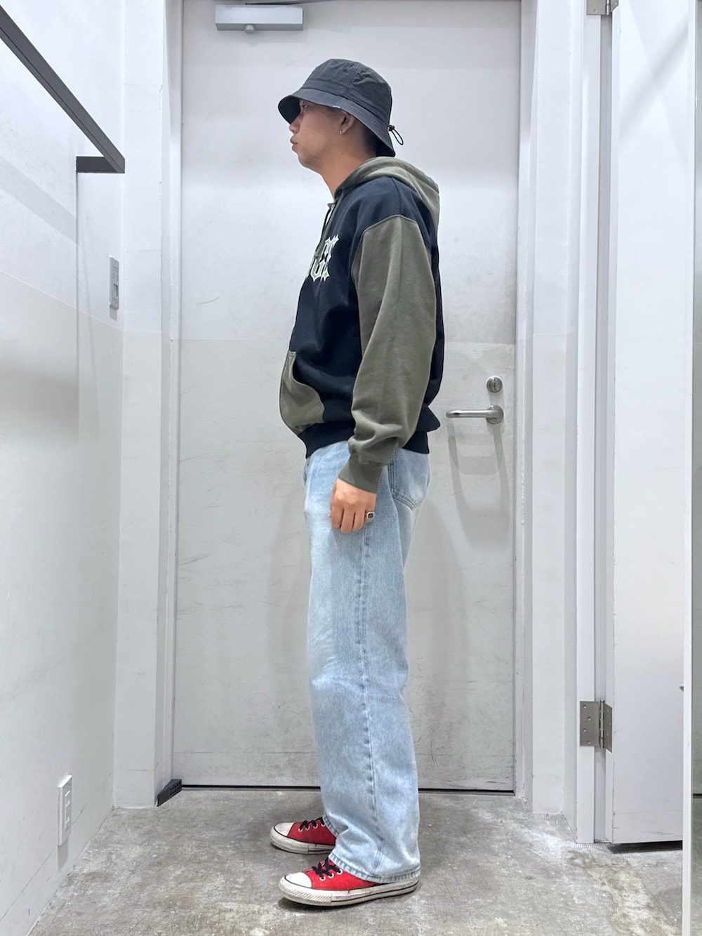 「ジップパーカー、秋服準備はじめました、カジュアルコーデ、休日スタイル、ストリート、季節の変わり目羽織コーデ」｜「XLARGEのOLD ENGLISH DENIM PANTS（デニムパンツ、ブルー系）」を使った、横南 丈さん（骨格ストレート・メンズ・175cm）の秋コーディネートの2枚目の写真