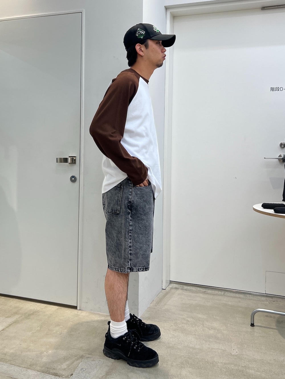 「XLARGE」｜「XLARGEのXLARGE×NEWERA VARSITY LOGO SNAPBACK CAP（キャップ、ブラック系）」を使った、横南 丈さん（メンズ・175cm）の春コーディネートの3枚目の写真