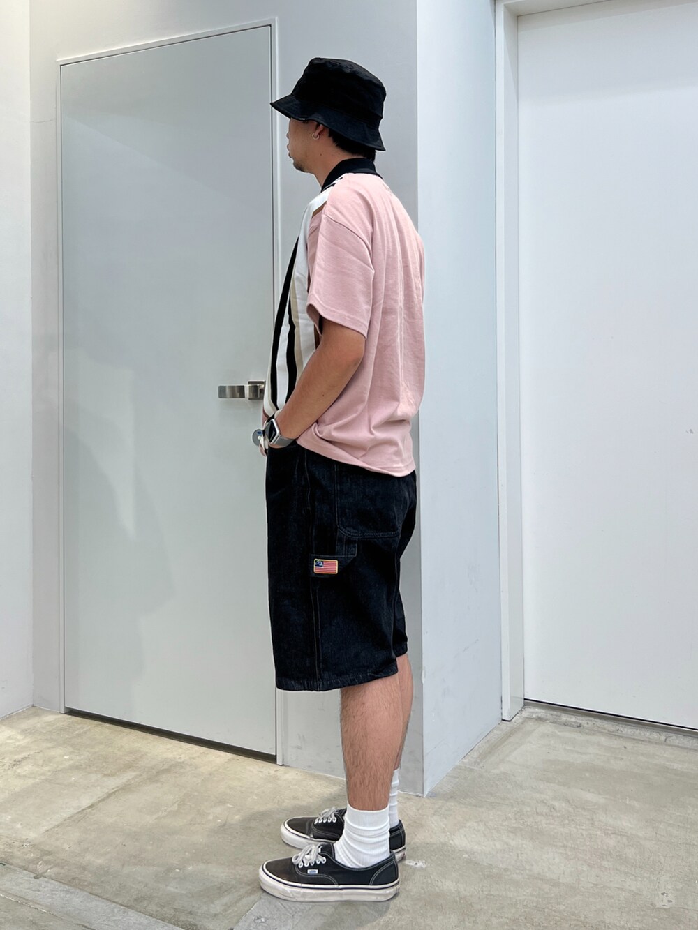 「XLARGE」｜「XLARGEのLINEN HAT（ハット、ブラック系）」を使った、横南 丈さん（メンズ・175cm）の春コーディネートの2枚目の写真