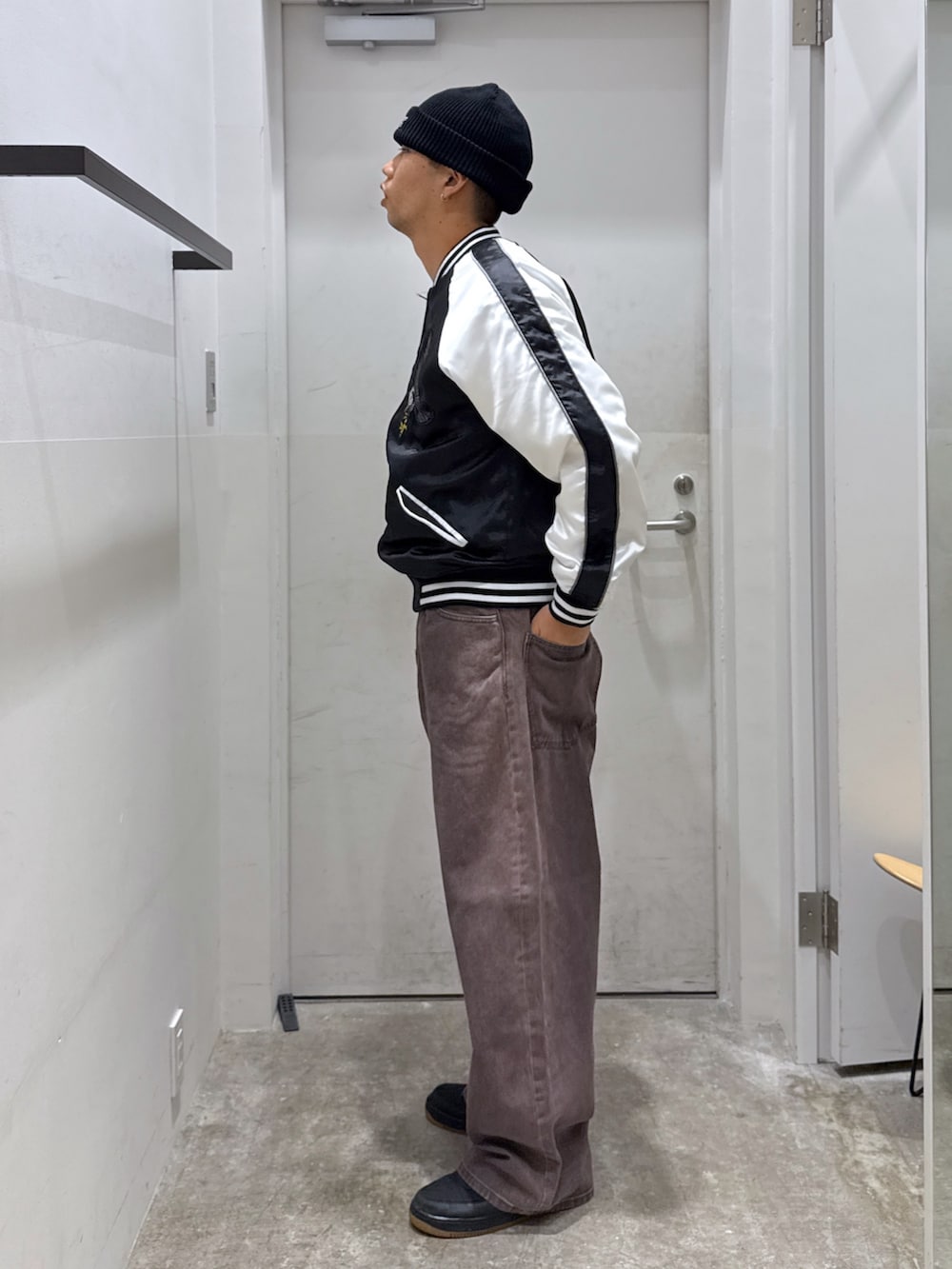 「ニット帽、秋服準備はじめました、メンズファッション、秋のコーデ」｜「XLARGEのSIDE FADED BAGGY DENIM PANTS（デニムパンツ、ブラウン系）」を使った、横南 丈さん（骨格ストレート・メンズ・175cm）の秋コーディネートの2枚目の写真