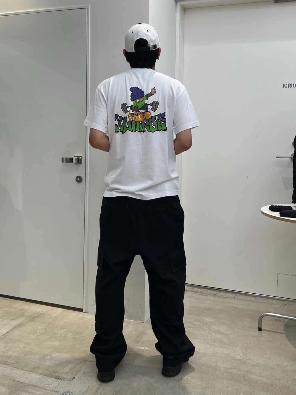 「XLARGE」｜「XLARGEの2TONE CAP（キャップ、ホワイト系）」を使った、横南 丈さん（メンズ・175cm）の春コーディネートの3枚目の写真