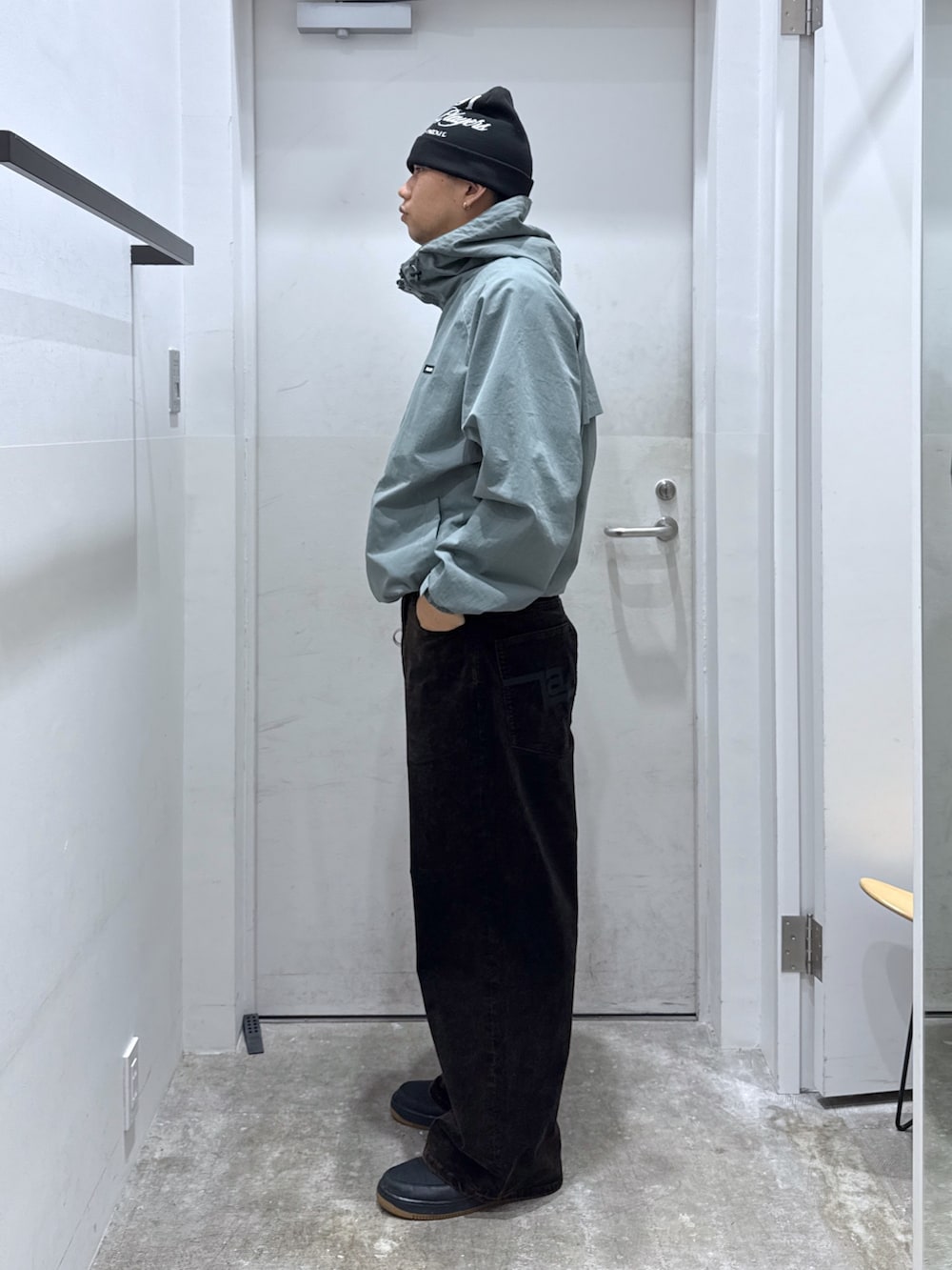 「ファインダー越しの俺、XLARGE、fall、jacket 、コーデュロイパンツ」｜「XLARGEのEST.1991 CUFF BEANIE（ニットキャップ/ビーニー、ブラック系）」を使った、横南 丈さん（骨格ストレート・メンズ・175cm）の秋コーディネートの2枚目の写真