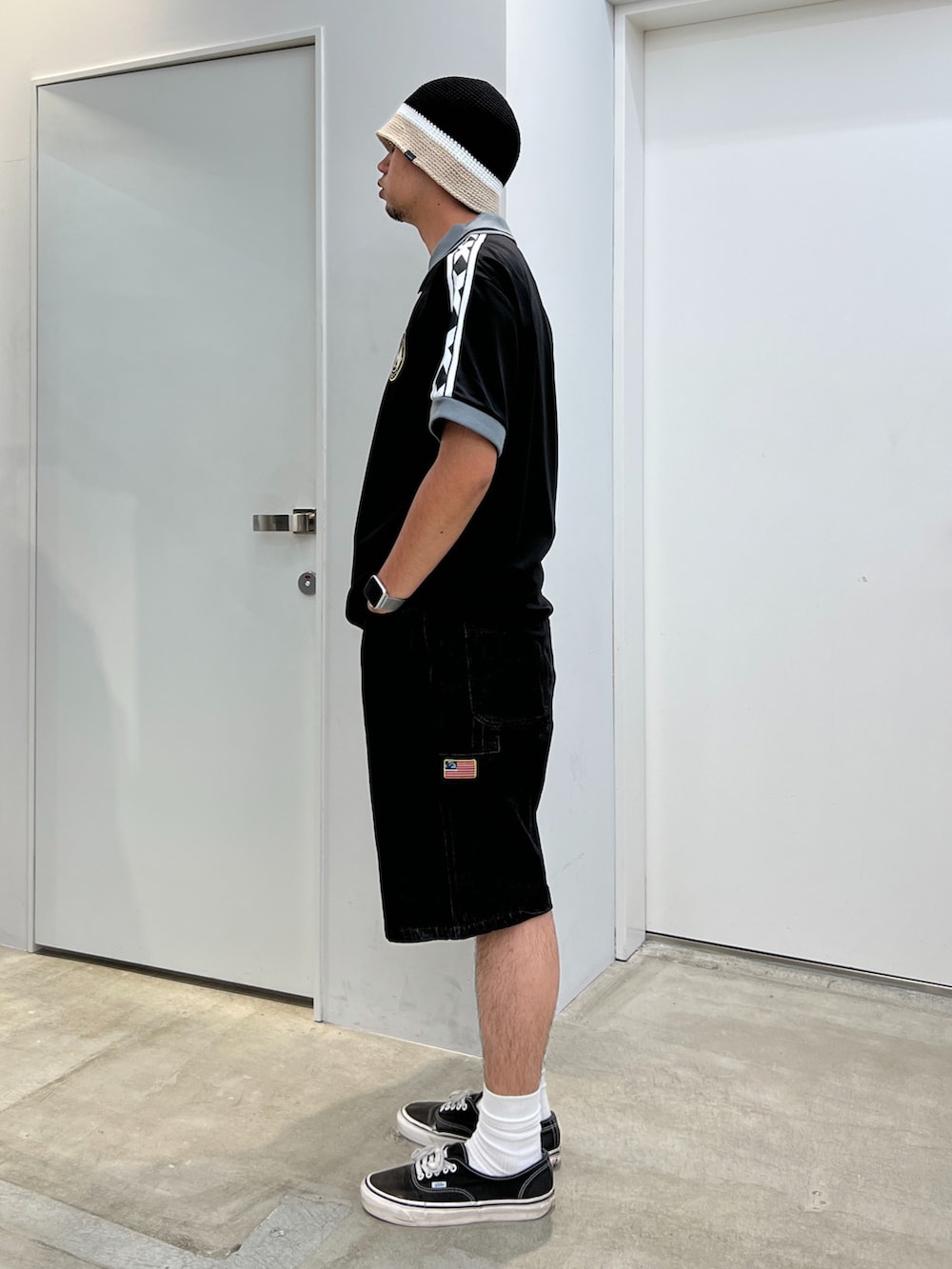 「XLARGE」｜「XLARGEのHAND KNITTED BALL HAT（ハット、ブラック系）」を使った、横南 丈さん（メンズ・175cm）の春コーディネートの2枚目の写真