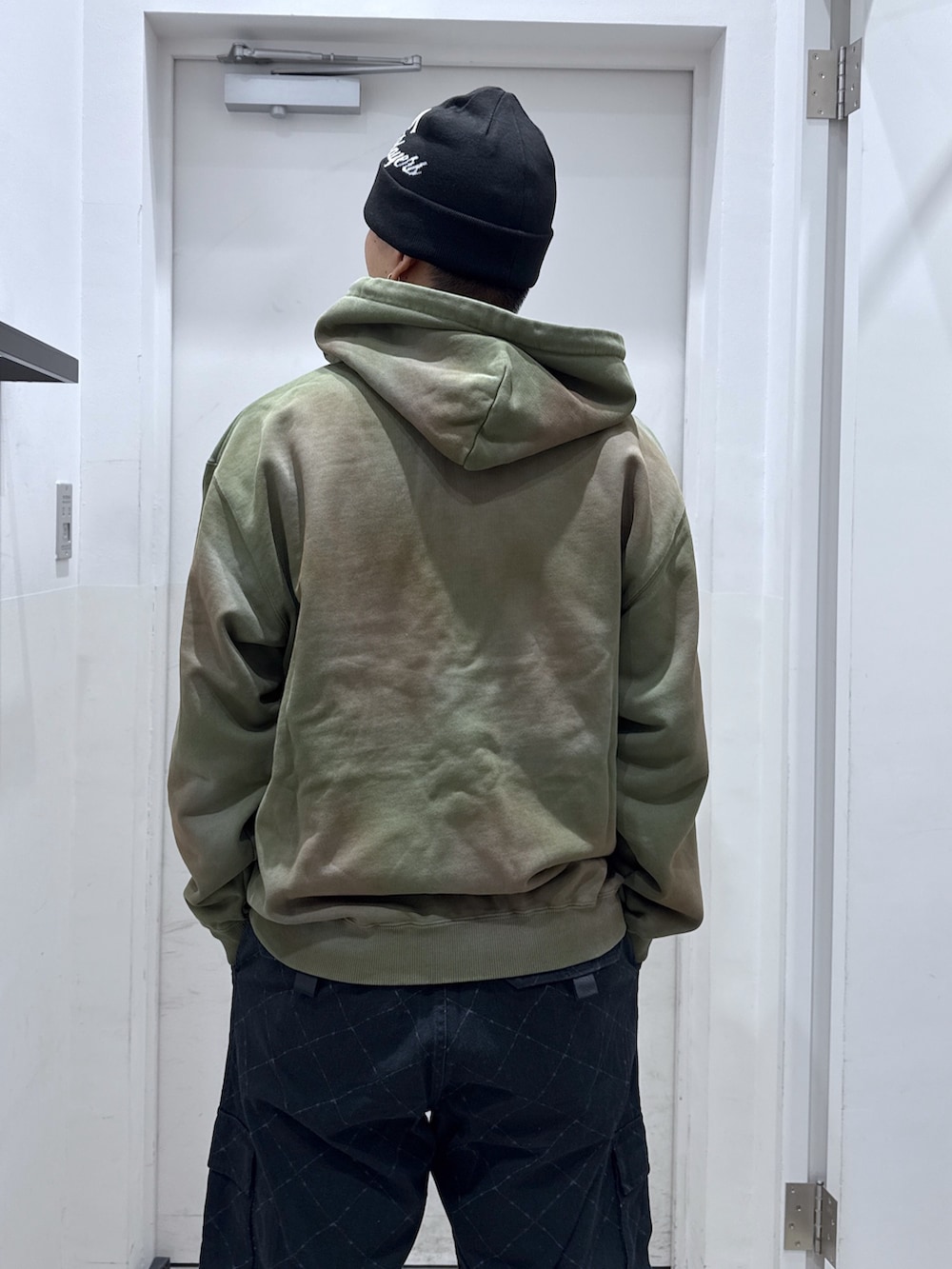 「ジップパーカー、秋服準備はじめました、カジュアルコーデ、休日スタイル、ストリート」｜「XLARGEのBARBED WIRE 2WAY CARGO PANTS（カーゴパンツ、ブラック系）」を使った、横南 丈さん（骨格ストレート・メンズ・175cm）の秋コーディネートの5枚目の写真