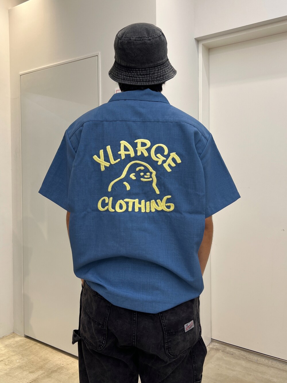 「XLARGE」｜「XLARGEのDRAWING OG OPEN COLLAR SHIRT（シャツ/ブラウス、ブルー系）」を使った、横南 丈さん（メンズ・175cm）の夏コーディネートの2枚目の写真
