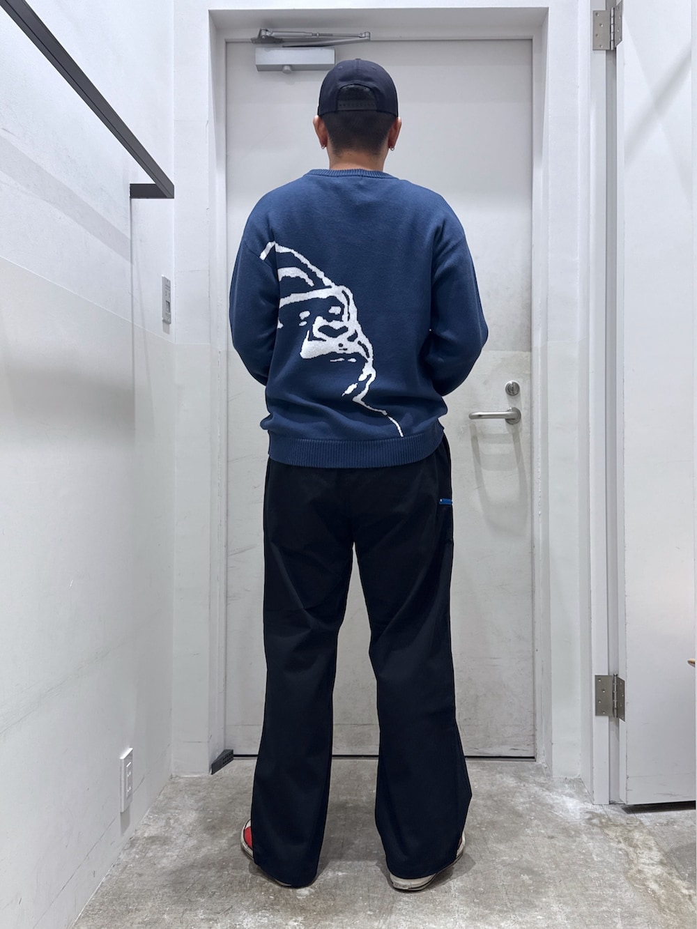 ブルー系のニット/セーター、ブラック系のその他パンツ、ブルー系のキャップを着用したメンズの秋コーディネートの3枚目の写真