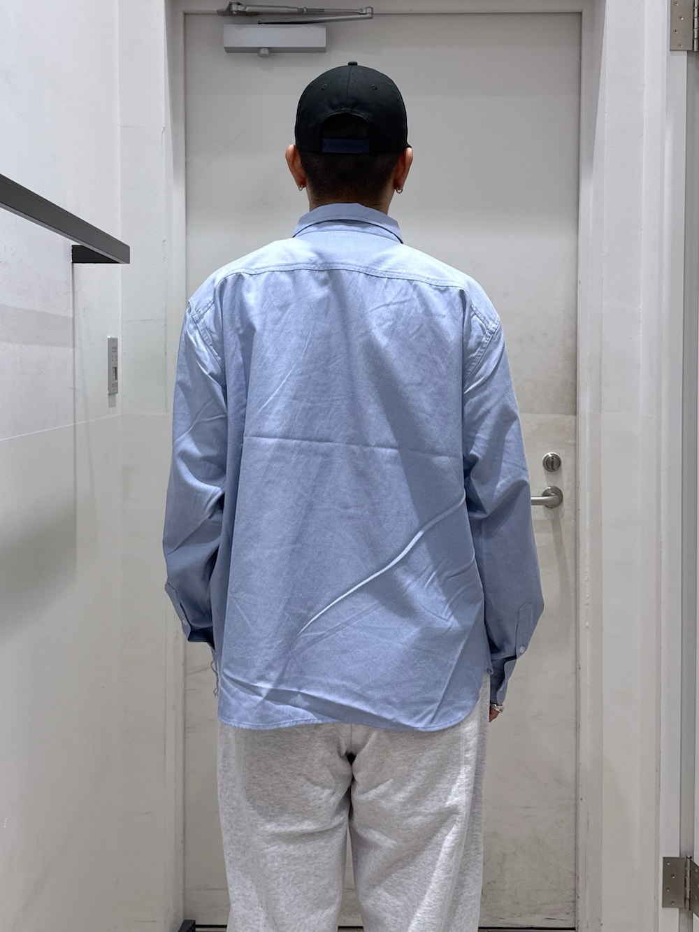 「秋服準備はじめました、大人カジュアル、カジュアルコーデ、デートコーデ、休日スタイル、ストリート、季節の変わり目羽織コーデ」｜「XLARGEのOVAL LOGO SWEAT PANTS（スウェットパンツ、グレー系）」を使った、横南 丈さん（骨格ストレート・メンズ・175cm）の秋コーディネートの6枚目の写真
