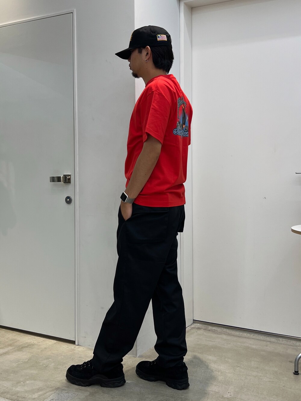 「XLARGE」｜「XLARGEのLOCAL LOGO EMBROIDERED CAP（キャップ、ブラック系）」を使った、横南 丈さん（メンズ・175cm）の夏コーディネートの2枚目の写真