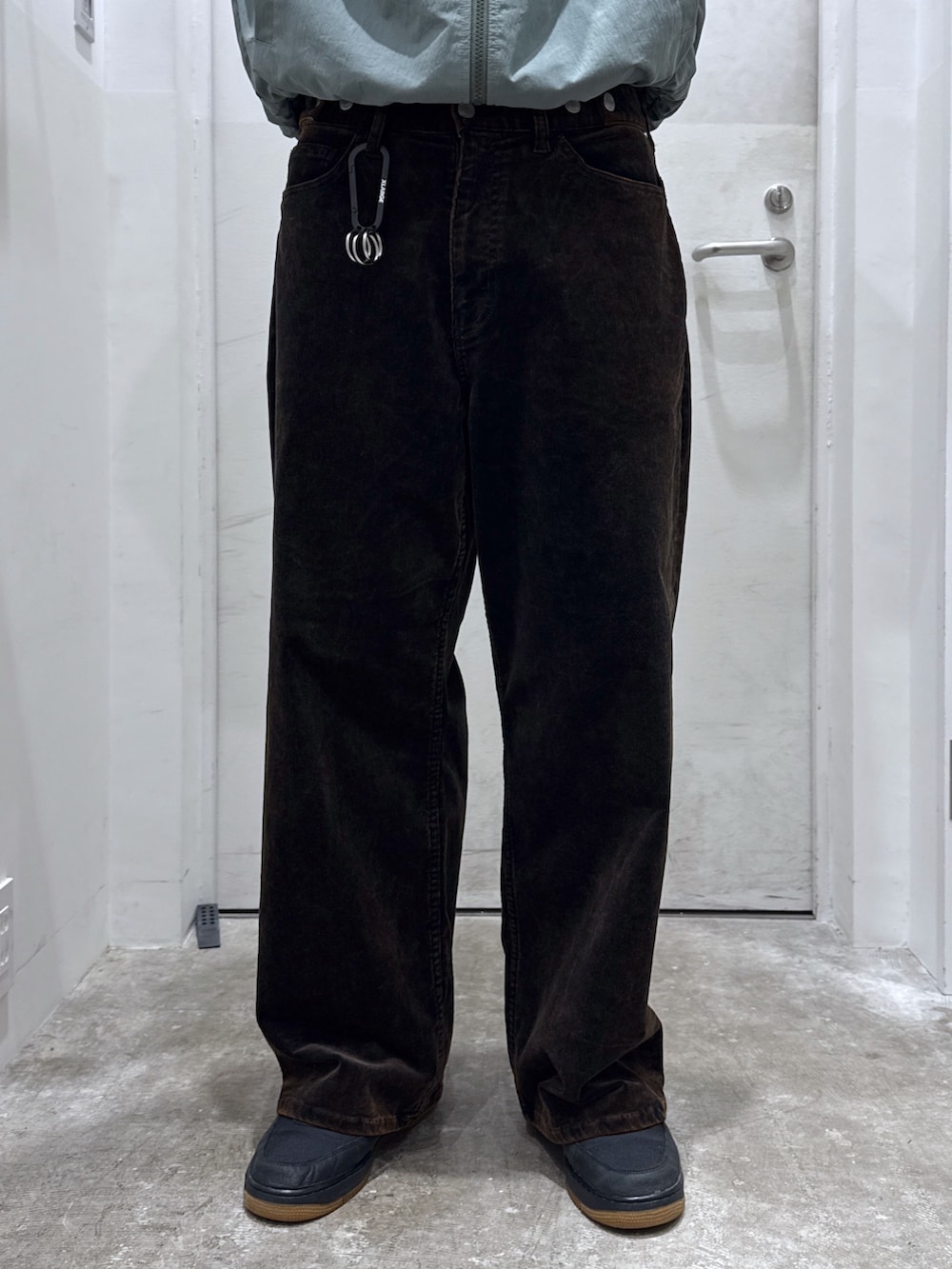 「ファインダー越しの俺、XLARGE、fall、jacket 、コーデュロイパンツ」｜「XLARGEのEST.1991 CUFF BEANIE（ニットキャップ/ビーニー、ブラック系）」を使った、横南 丈さん（骨格ストレート・メンズ・175cm）の秋コーディネートの5枚目の写真