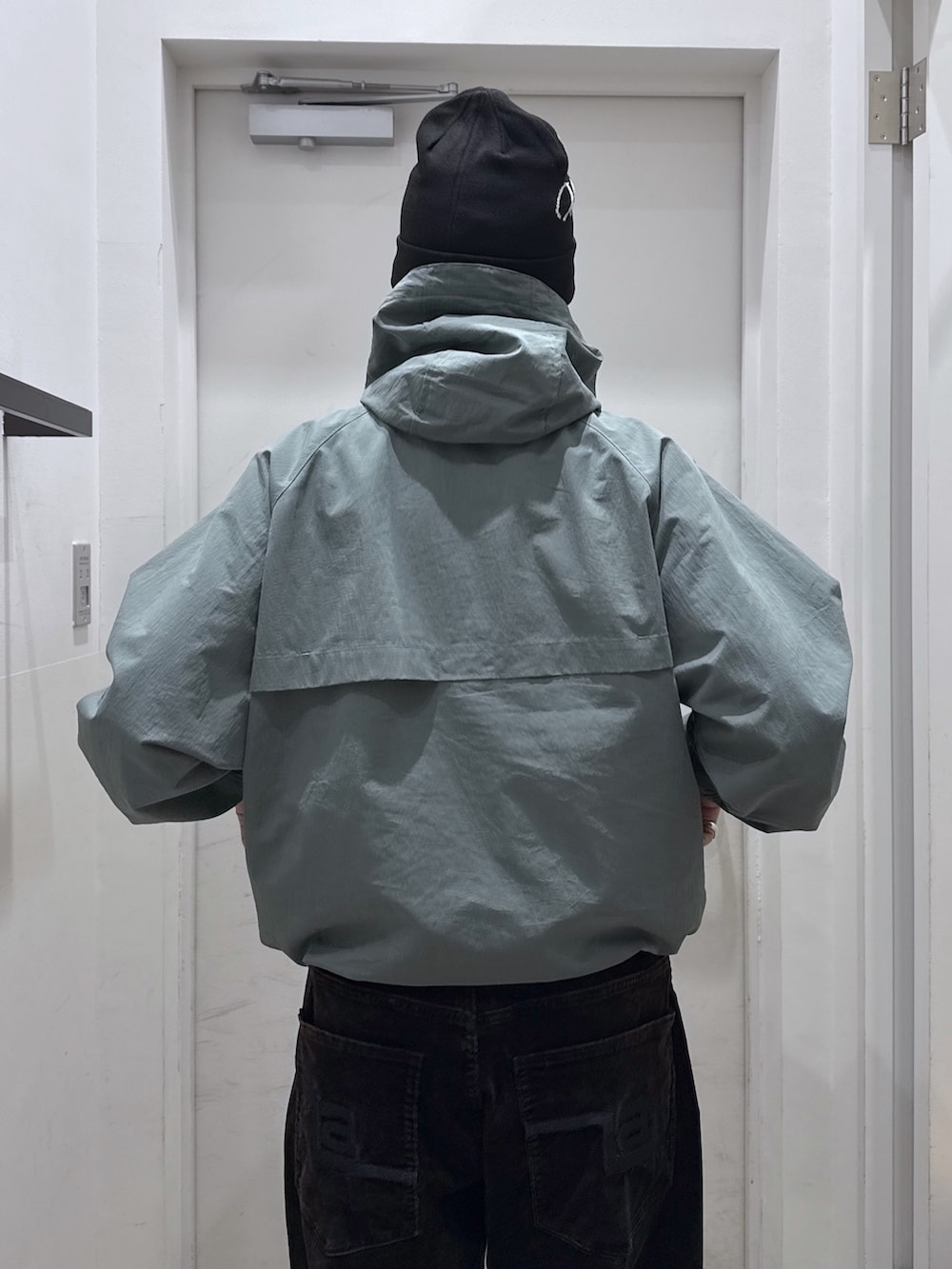 「ファインダー越しの俺、XLARGE、fall、jacket 、コーデュロイパンツ」｜「XLARGEのEST.1991 CUFF BEANIE（ニットキャップ/ビーニー、ブラック系）」を使った、横南 丈さん（骨格ストレート・メンズ・175cm）の秋コーディネートの8枚目の写真