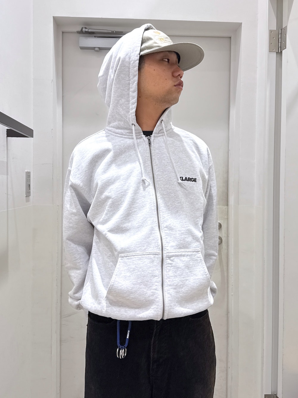 「秋服準備はじめました、メンズファッション、シンプルスタイル、お出かけコーデ」｜「XLARGEのXLARGE×towndust OVAL LOGO CAP（キャップ、グレー系）」を使った、横南 丈さん（骨格ストレート・メンズ・175cm）の秋コーディネートの5枚目の写真