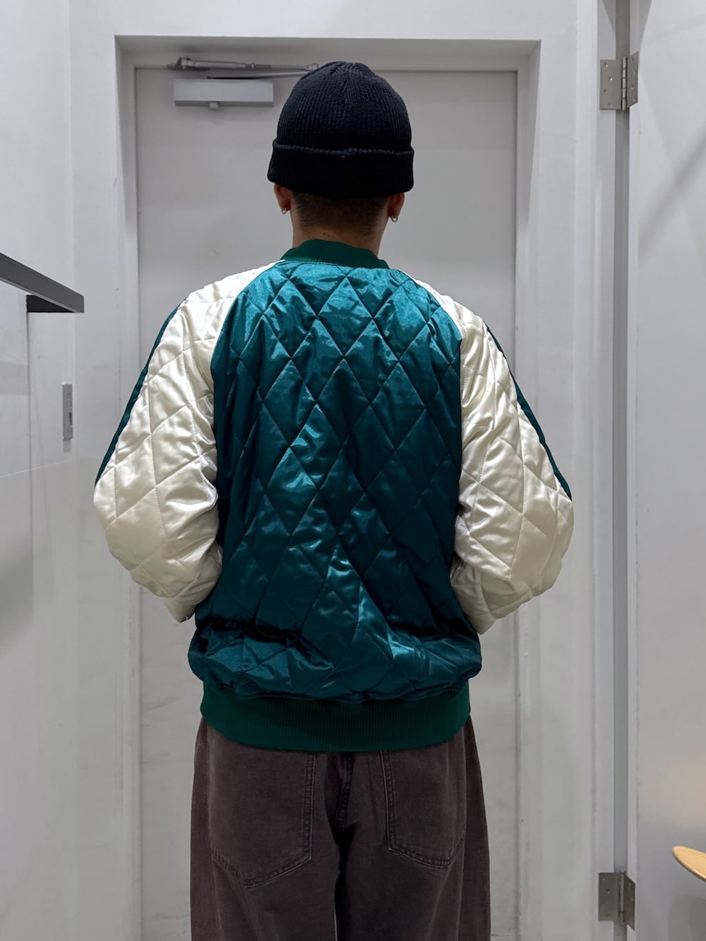 「ニット帽、秋服準備はじめました、メンズファッション、秋のコーデ」｜「XLARGEのSIDE FADED BAGGY DENIM PANTS（デニムパンツ、ブラウン系）」を使った、横南 丈さん（骨格ストレート・メンズ・175cm）の秋コーディネートの8枚目の写真