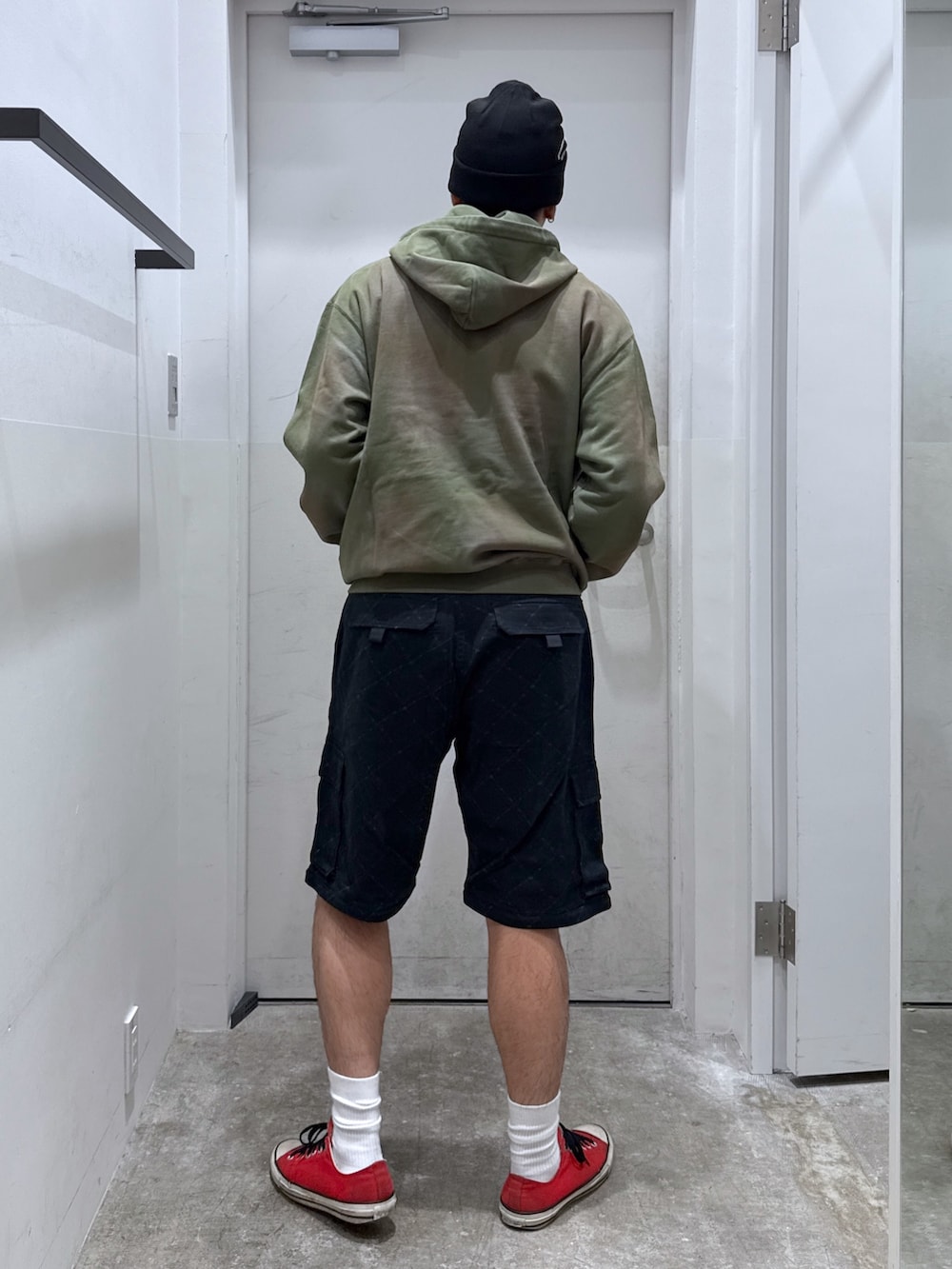 「ジップパーカー、秋服準備はじめました、カジュアルコーデ、休日スタイル、ストリート」｜「XLARGEのBARBED WIRE 2WAY CARGO PANTS（カーゴパンツ、ブラック系）」を使った、横南 丈さん（骨格ストレート・メンズ・175cm）の秋コーディネートの3枚目の写真