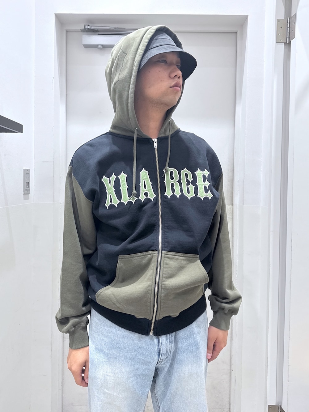 「ジップパーカー、秋服準備はじめました、カジュアルコーデ、休日スタイル、ストリート、季節の変わり目羽織コーデ」｜「XLARGEのOLD ENGLISH DENIM PANTS（デニムパンツ、ブルー系）」を使った、横南 丈さん（骨格ストレート・メンズ・175cm）の秋コーディネートの5枚目の写真