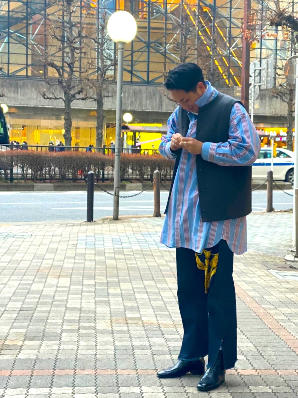 ブラック系のブーツ、ブルー系のデニムパンツ、ブルー系のシャツワンピースを着用したメンズの冬コーディネートの2枚目の写真