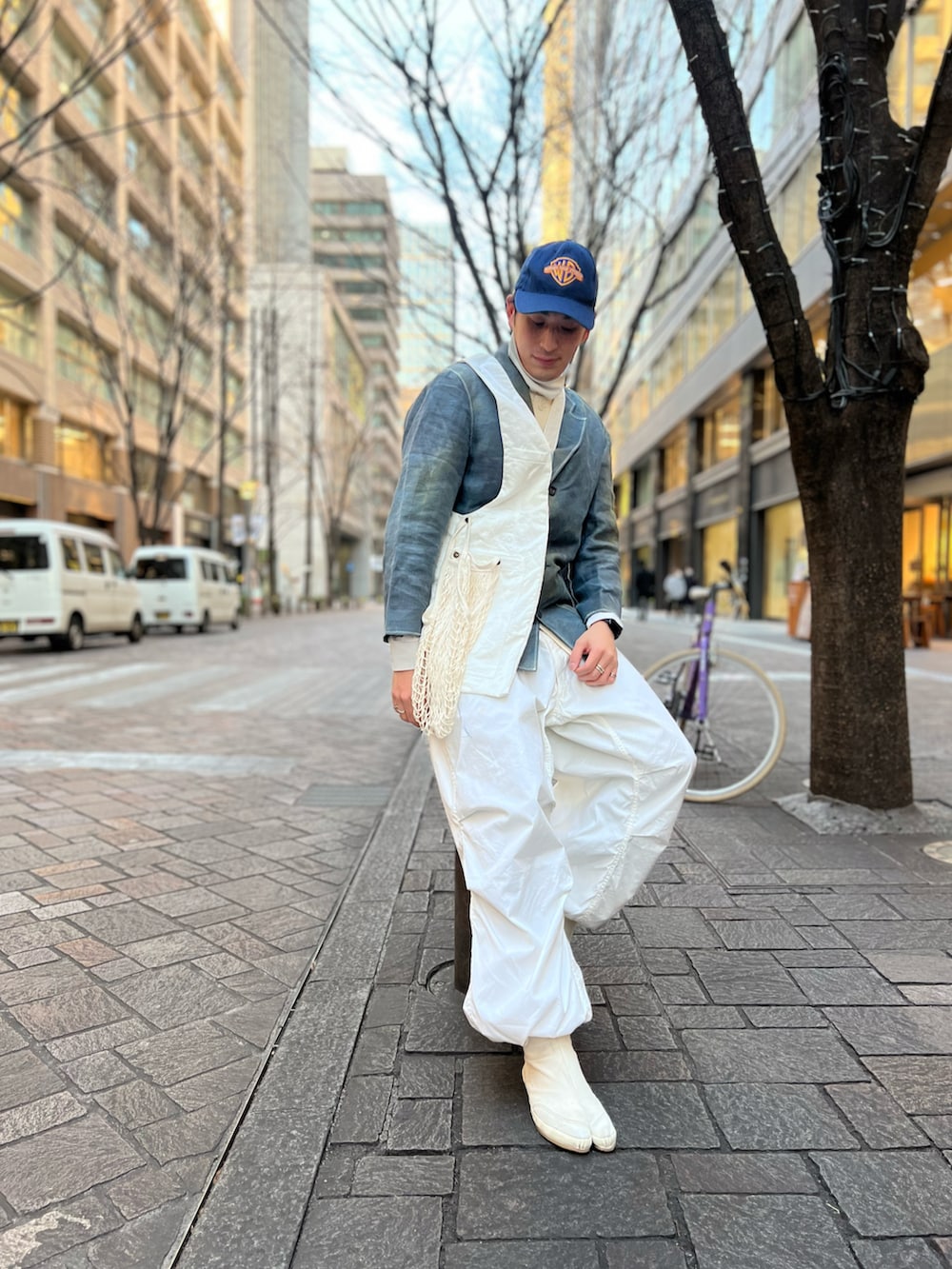 ホワイト系のブーツ、ホワイト系のカーゴパンツ、ホワイト系のベストを着用したメンズの冬コーディネートの2枚目の写真